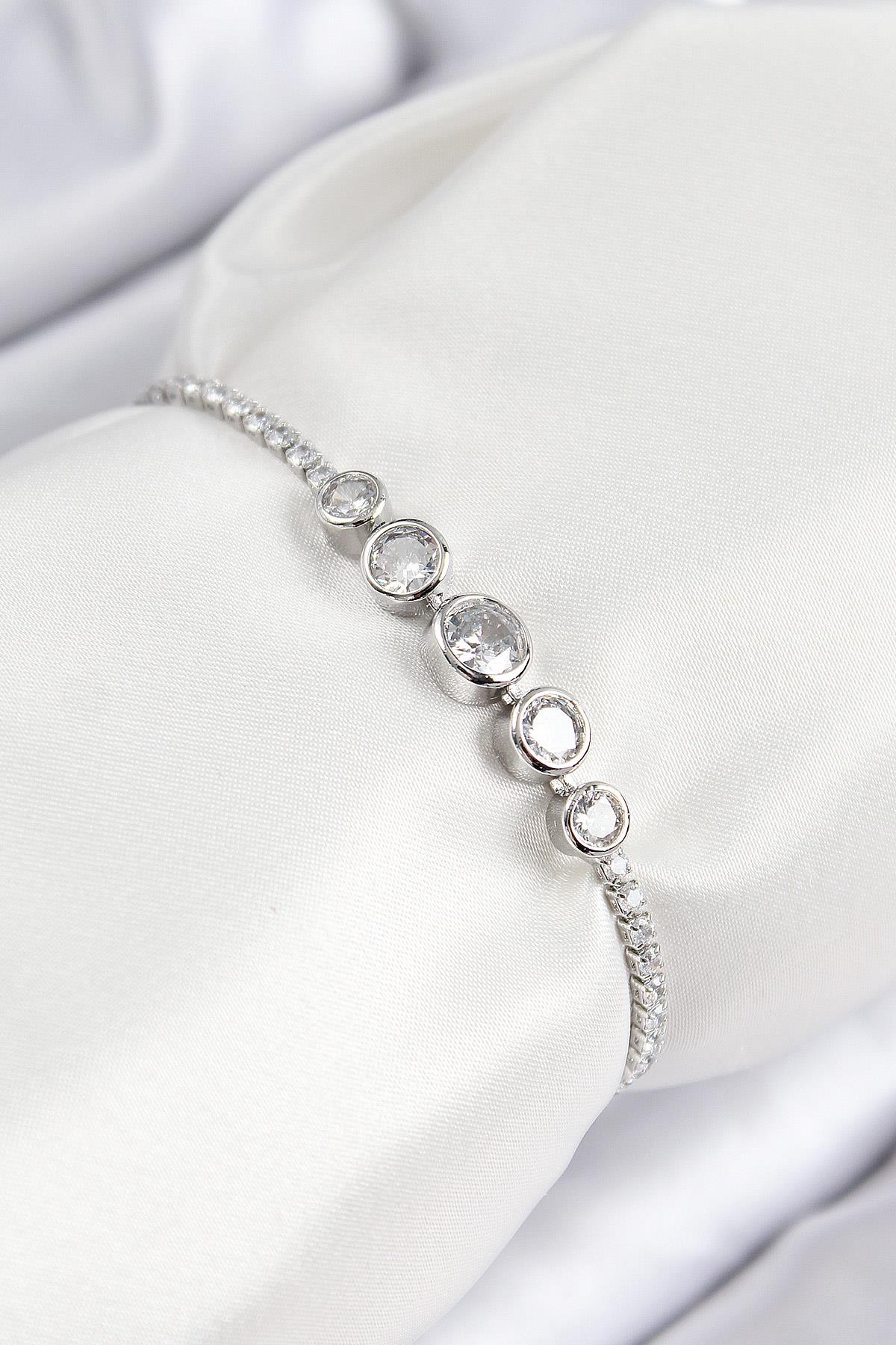 Pirinç Zirkon Taşlı Sıralı Daire Model Gümüş Renk Asansörlü Kadın Bileklik