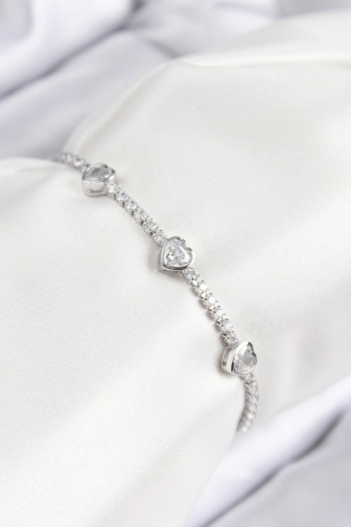 Pirinç Zirkon Taşlı Sıralı Kalp Model Gümüş Renk Asansörlü Kadın Bileklik