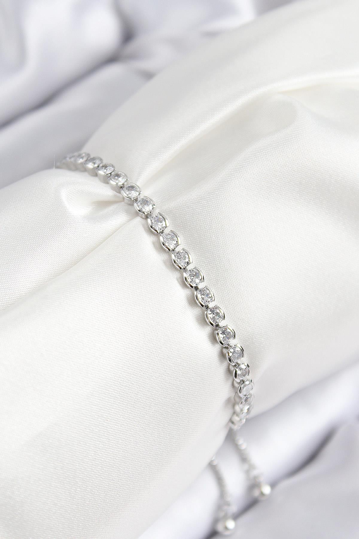 Pirinç Zirkon Taşlı Sıralı Model Gümüş Renk Asansörlü Kadın Bileklik