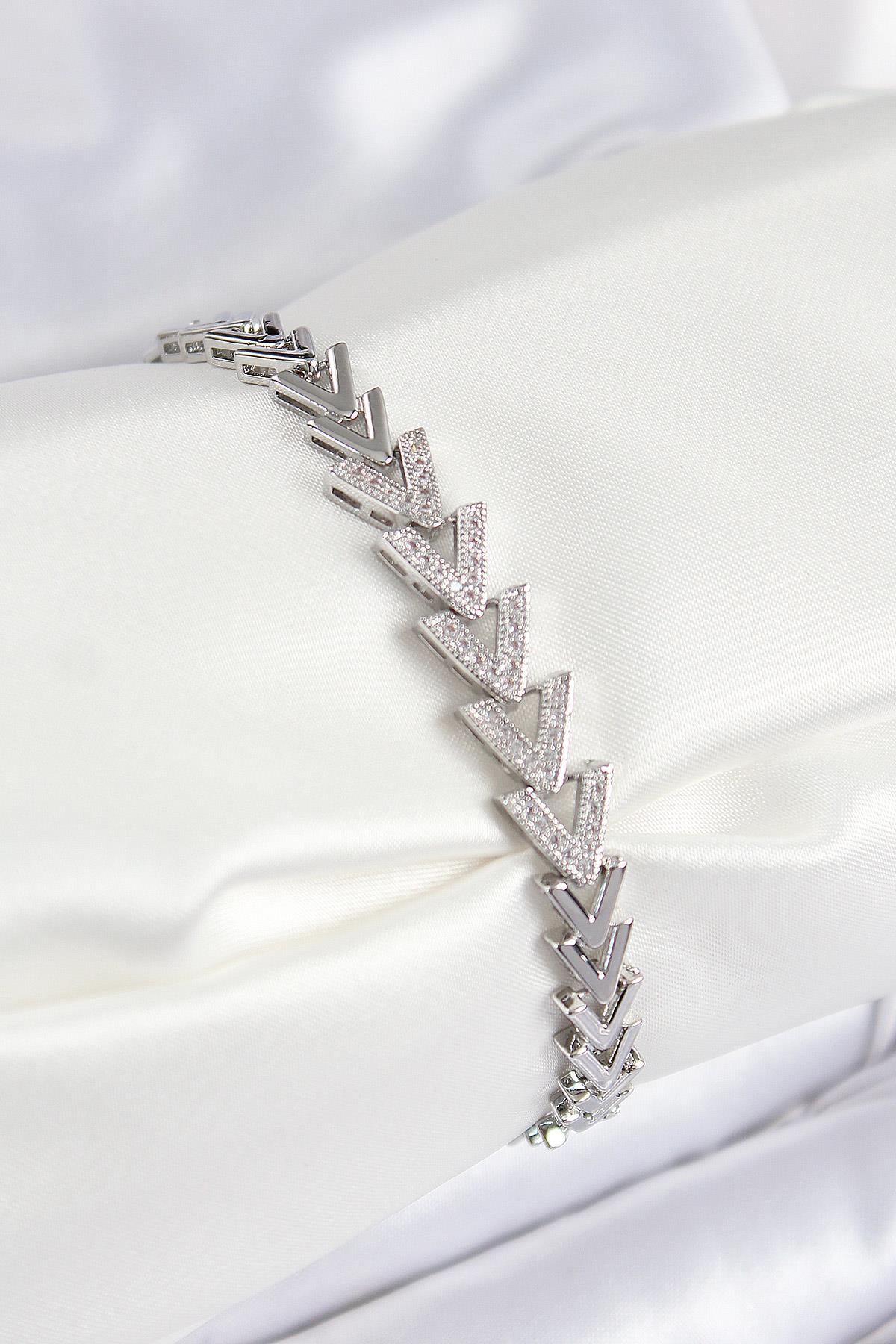 Pirinç Zirkon Taşlı Sıralı Ok Model Gümüş Renk Kadın Bileklik