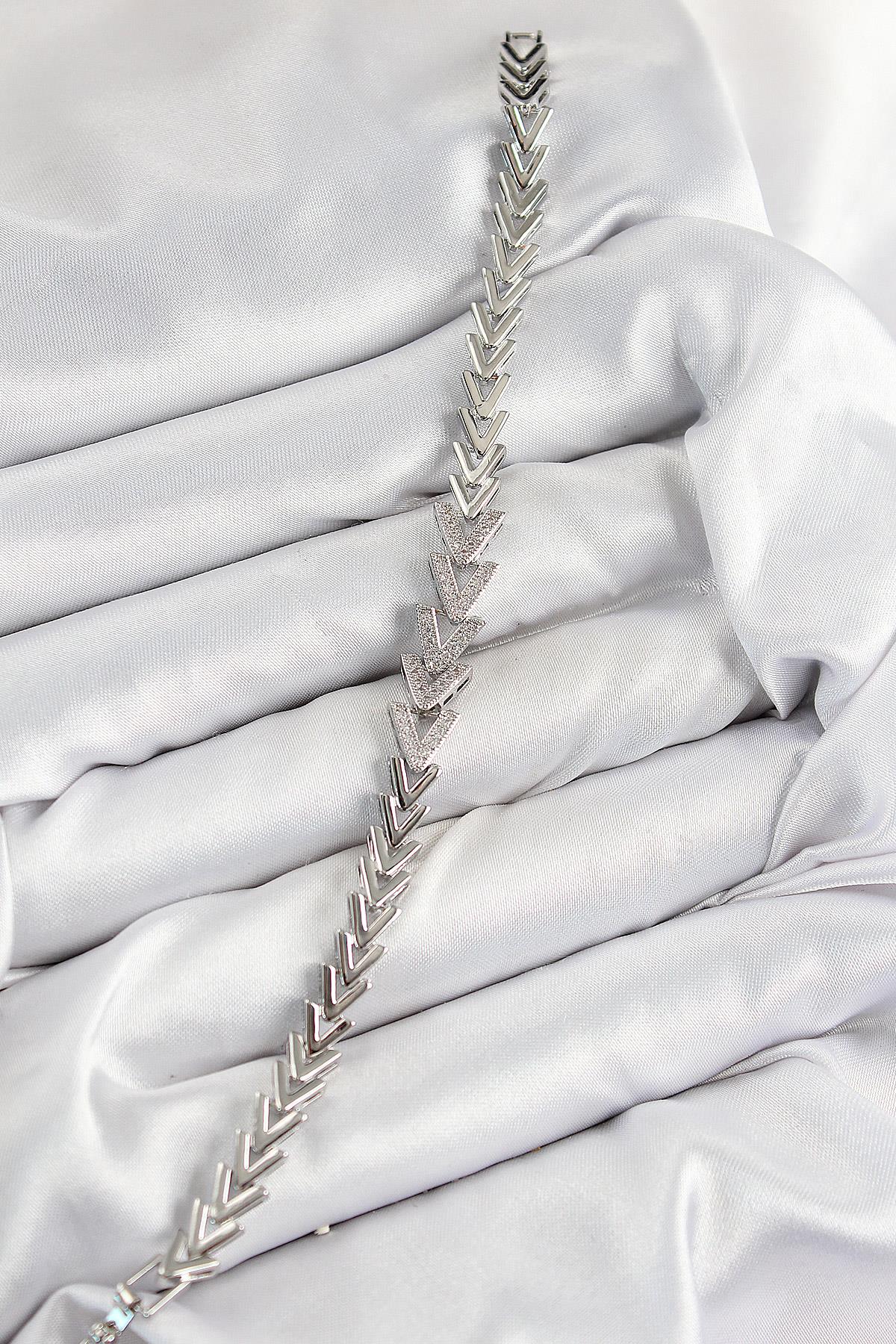 Pirinç Zirkon Taşlı Sıralı Ok Model Gümüş Renk Kadın Bileklik