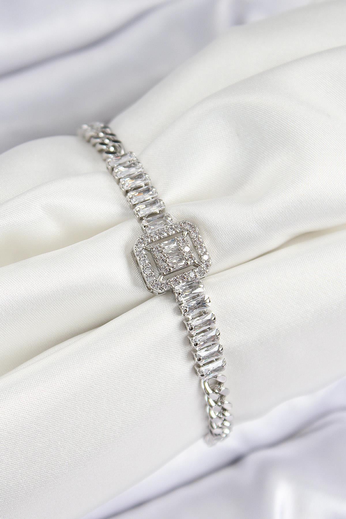 Pirinç Zirkon Taşlı Su Yolu Detaylı Baget Model Gümüş Renk Kadın Bileklik