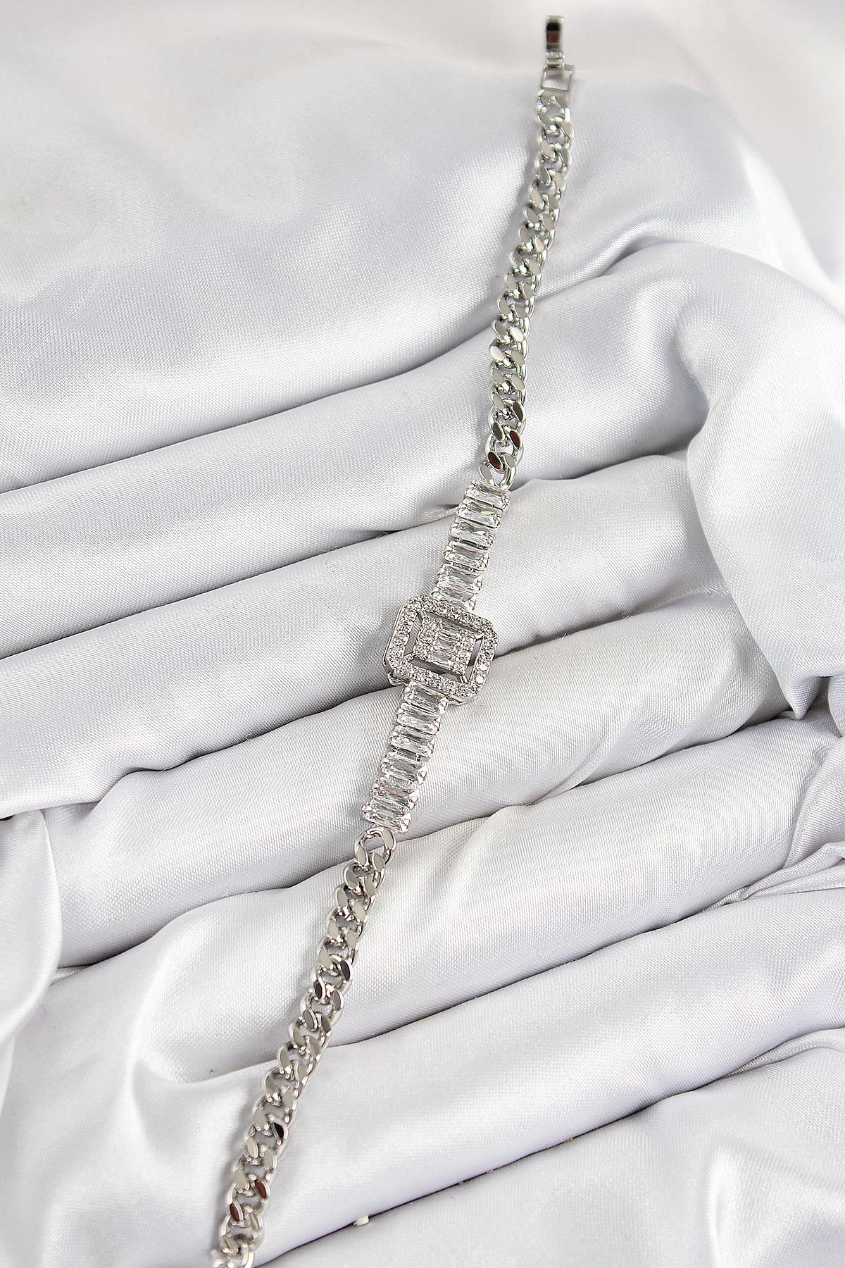 Pirinç Zirkon Taşlı Su Yolu Detaylı Baget Model Gümüş Renk Kadın Bileklik