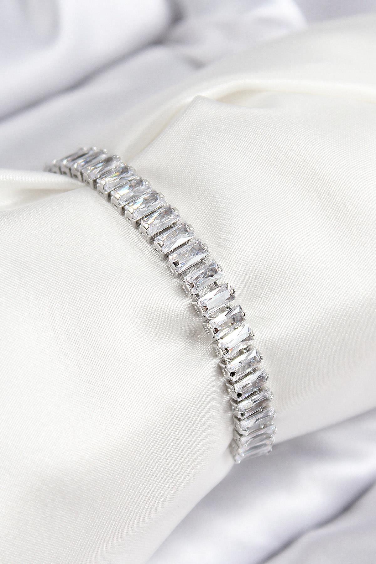 Pirinç Zirkon Taşlı Su Yolu Model Gümüş Renk Asansörlü Kadın Bileklik