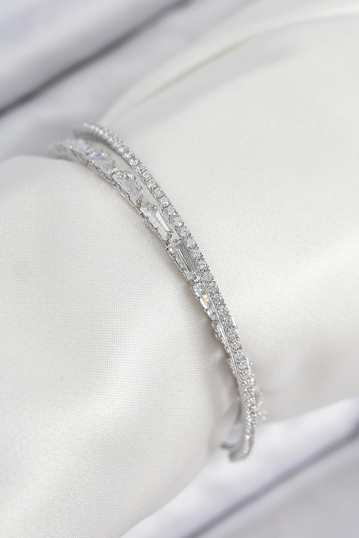 Pirinç Zirkon Taşlı Su Yolu Model Gümüş Renk Kadın Bileklik