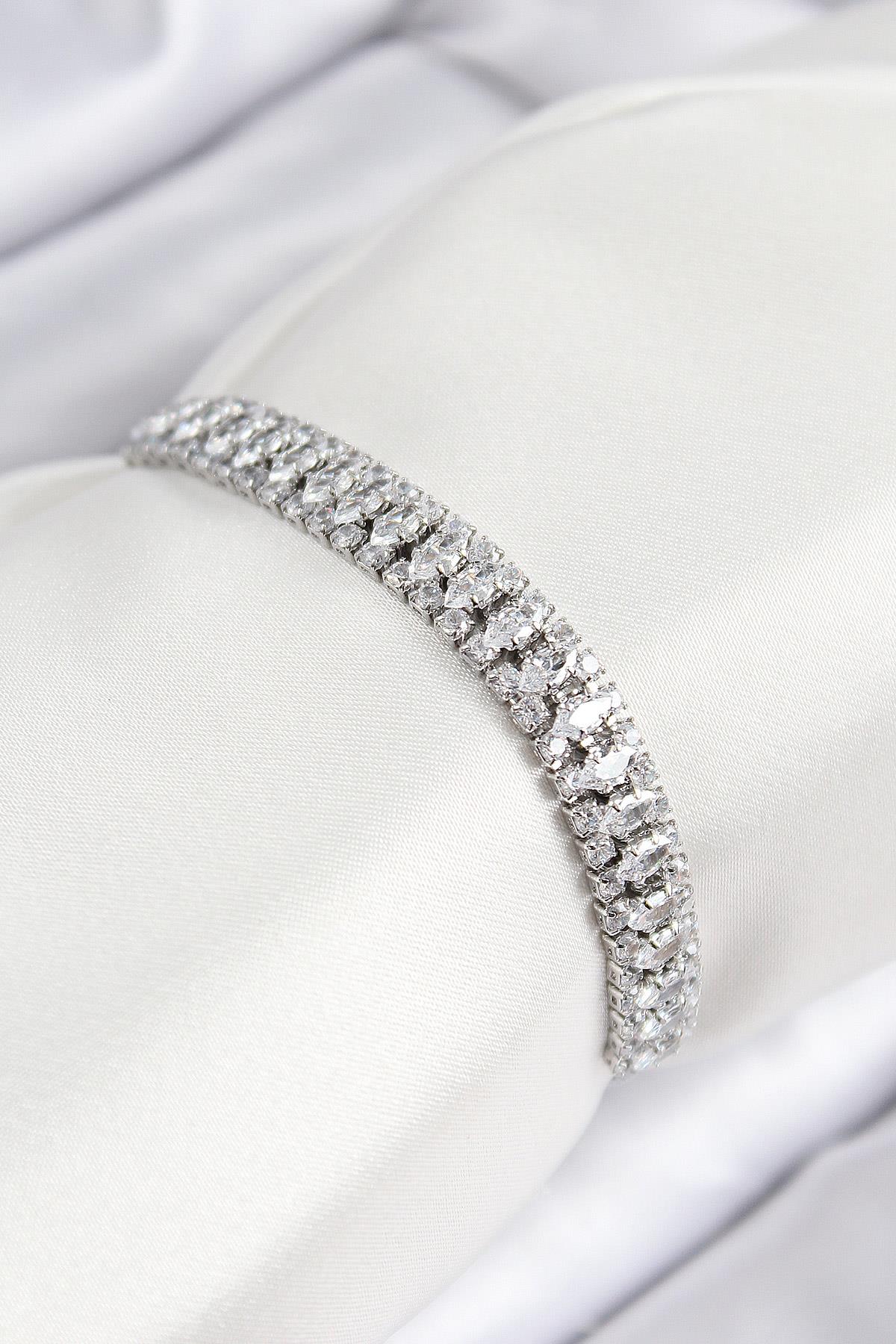 Pirinç Zirkon Taşlı Tennıs Model Gümüş Renk Asansörlü Kadın Bileklik