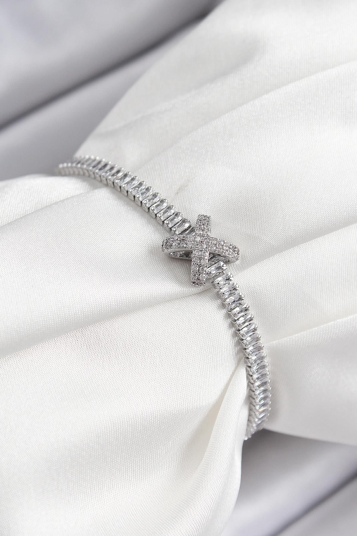 Pirinç Zirkon Taşlı X Detaylı Su Yolu Model Gümüş Renk Asansörlü Kadın Bileklik