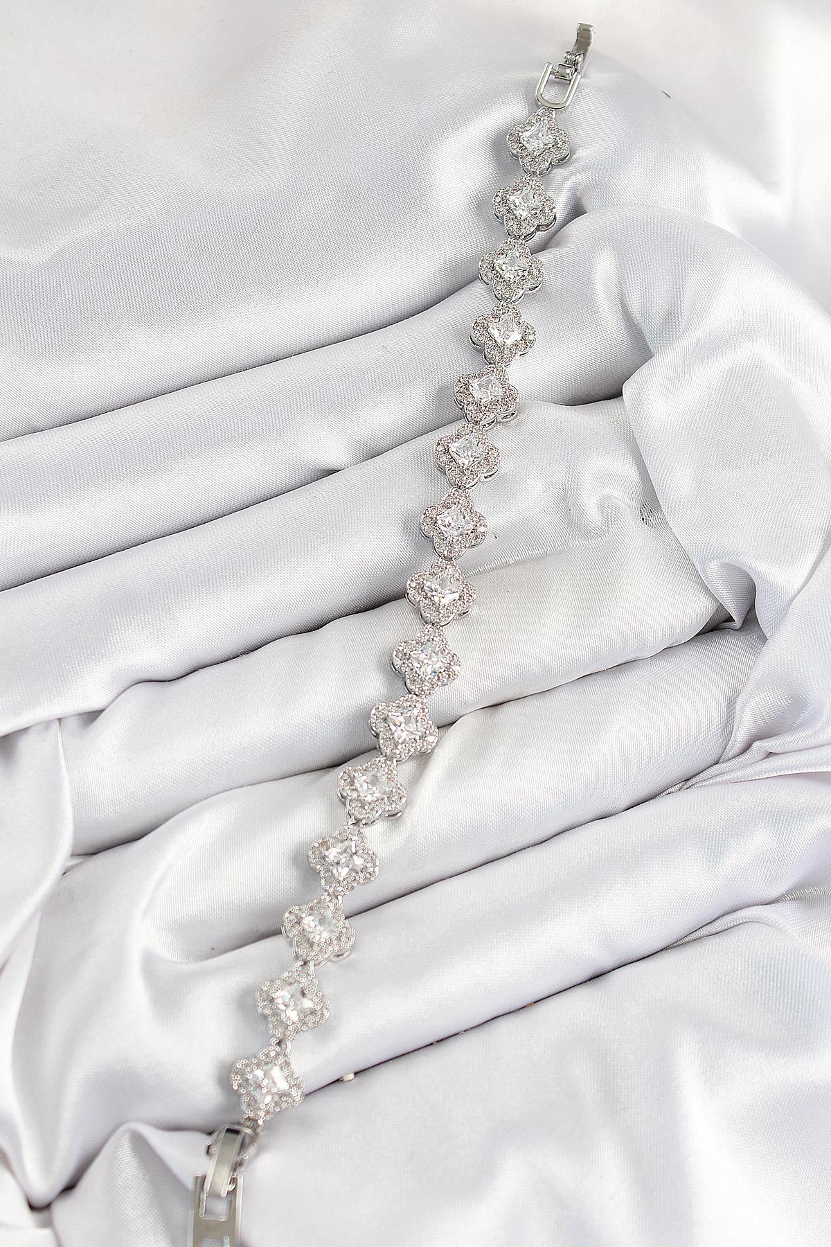 Pirinç Zirkon Taşlı Yonca Baget Model Gümüş Renk VIP Seri Kadın Bileklik