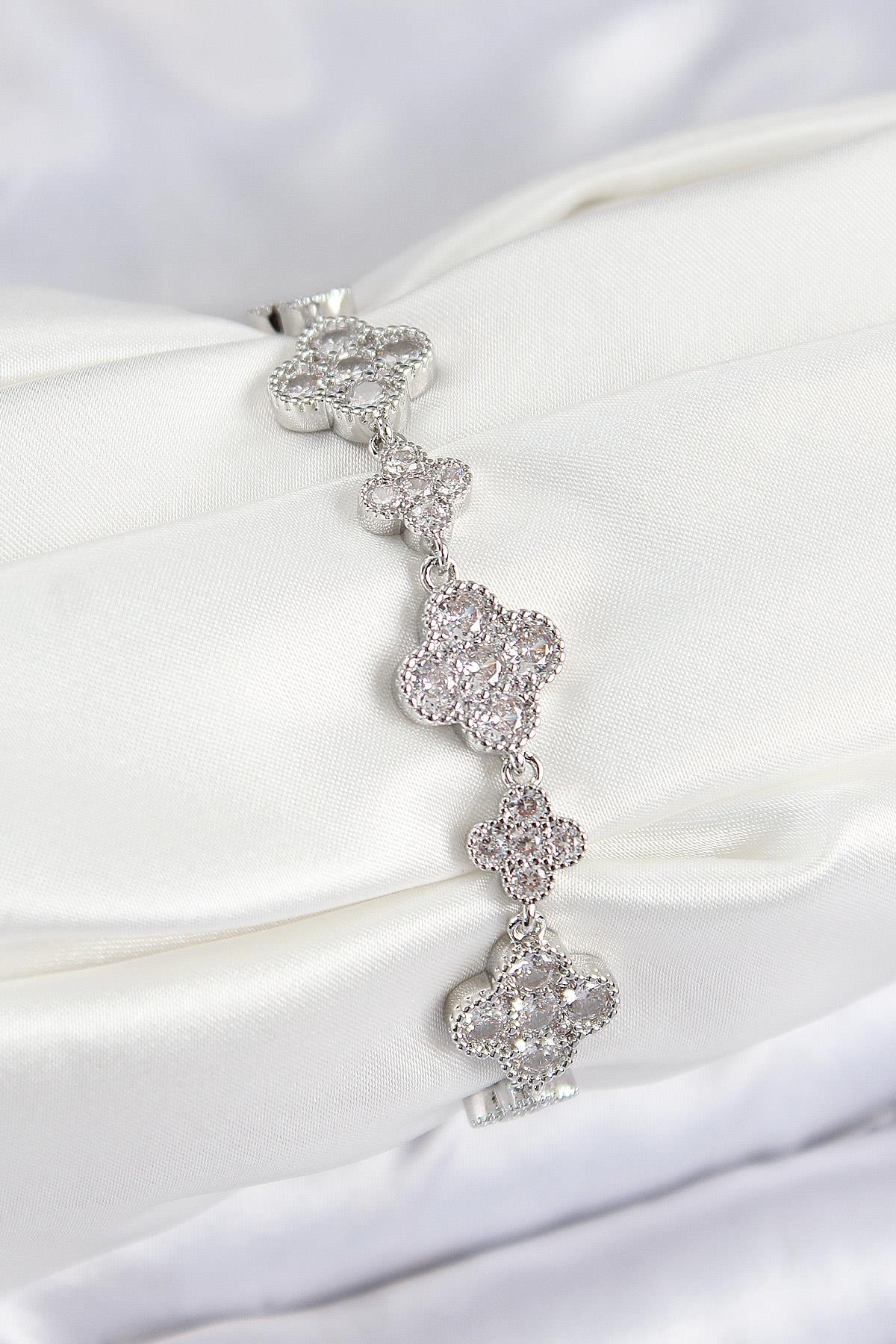 Pirinç Zirkon Taşlı Yonca Model Gümüş Renk VIP Seri Kadın Bileklik