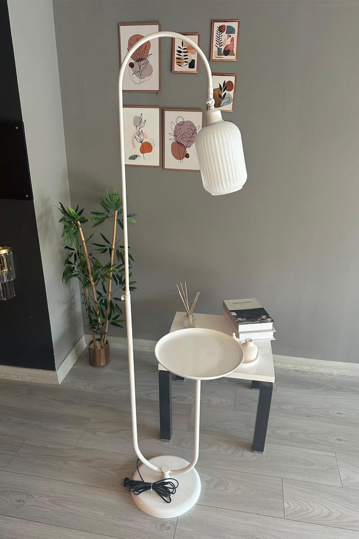 Beyaz Cam Lambader Modern Dekoratif Metal Oturma Odası Çalışma Odası Zemin Lambası