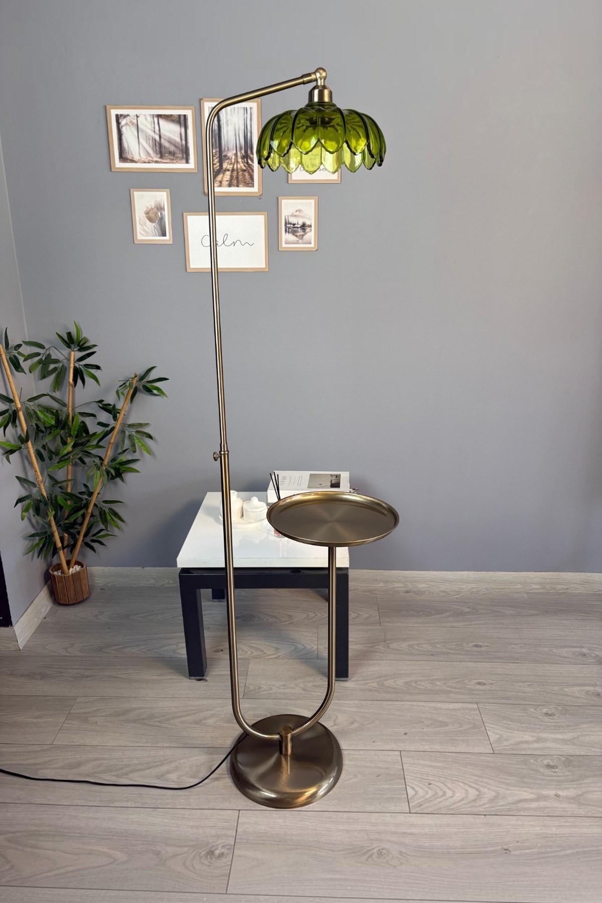 Bloom Yeşil Cam Lambader Modern Dekoratif Metal Oturma Odası Zemin Lambası