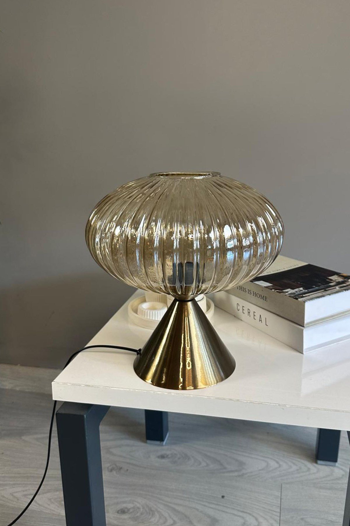 Elegant Abajur Cam Bal Rengi Masa Lambası Dekoratif Masaüstü Aydınlatma Hol Abajur Yatak Odası Başucu Lamba