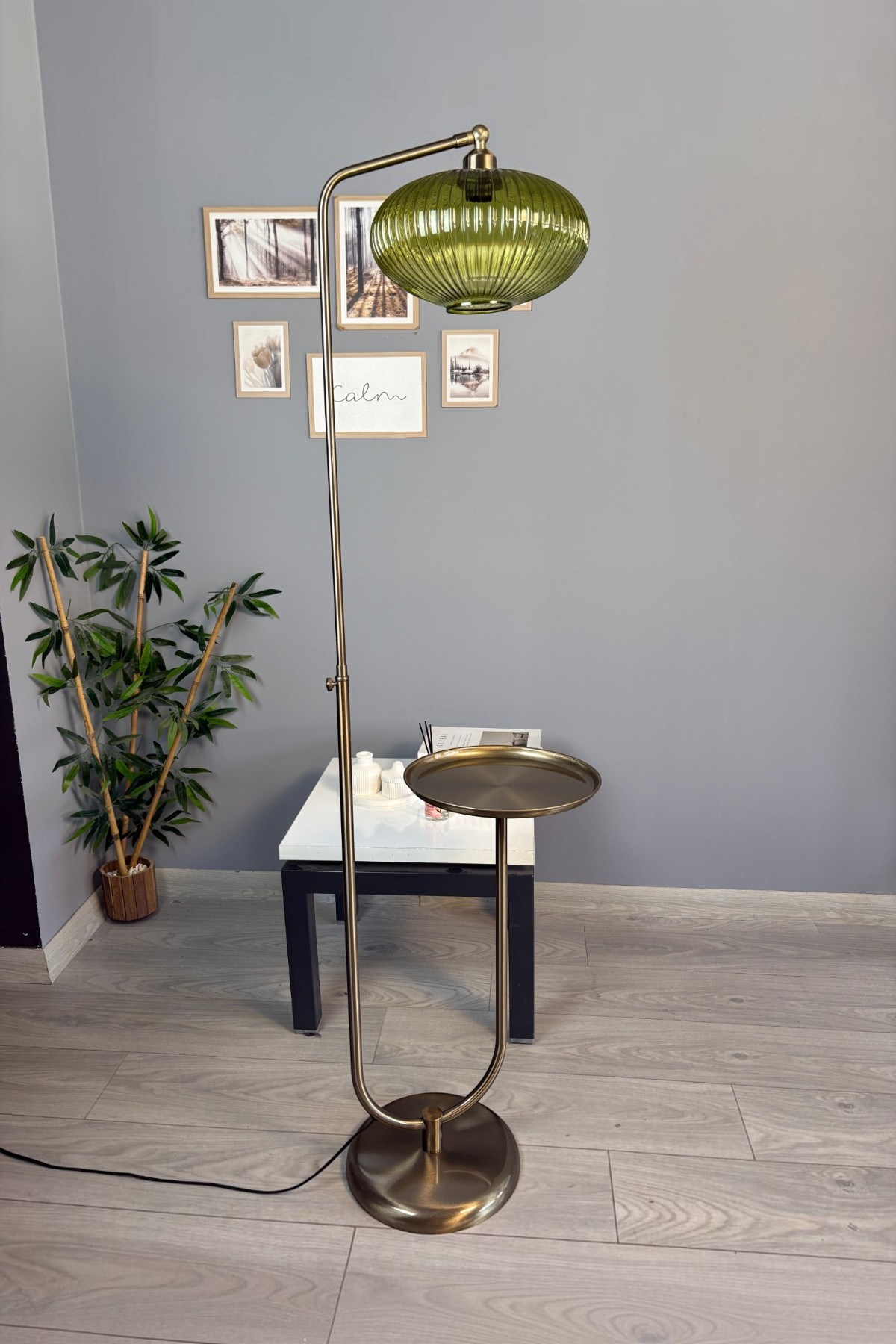 Elegant Yeşil Cam Lambader Modern Dekoratif Metal Oturma Odası Zemin Lambası