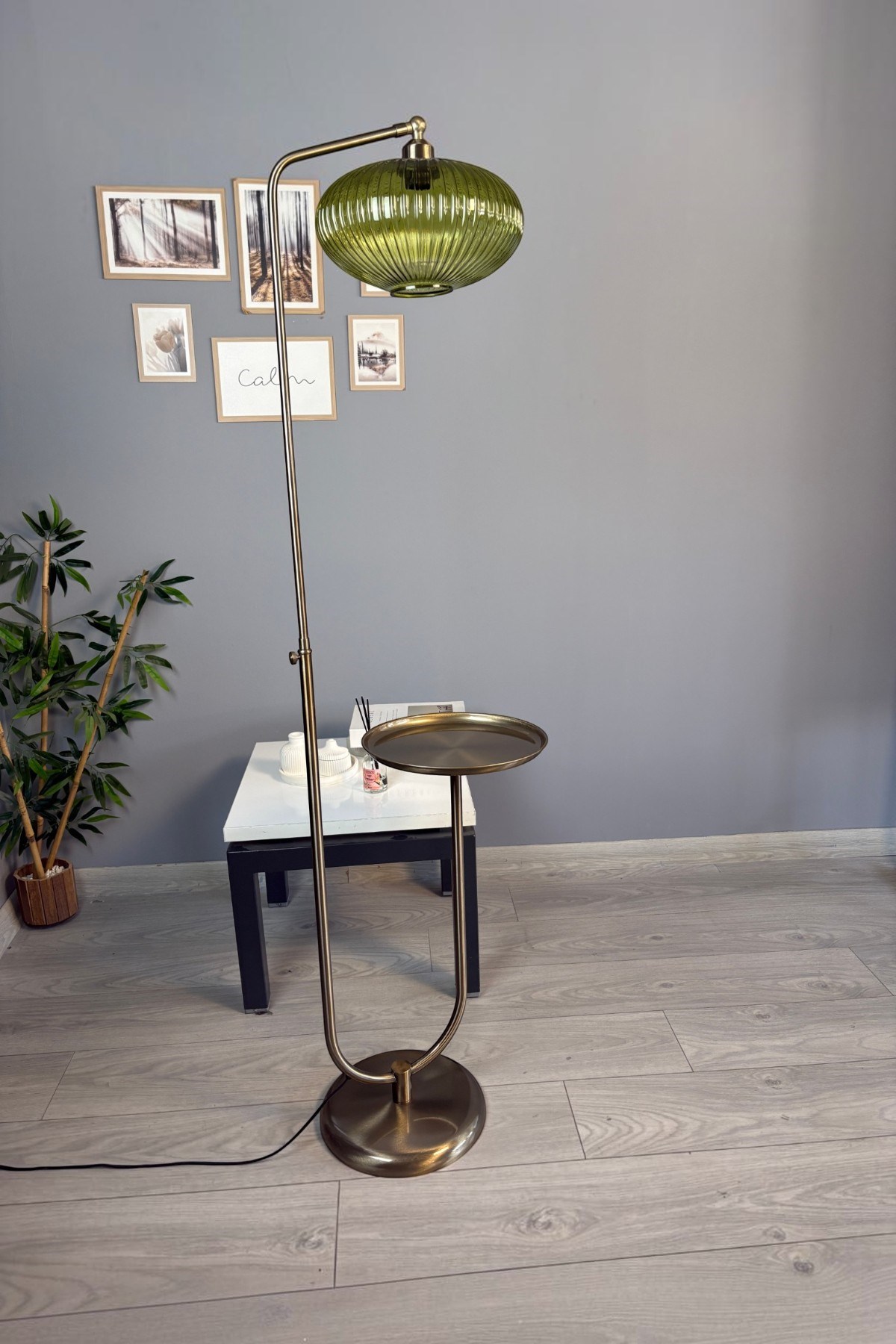 Elegant Yeşil Cam Lambader Modern Dekoratif Metal Oturma Odası Zemin Lambası