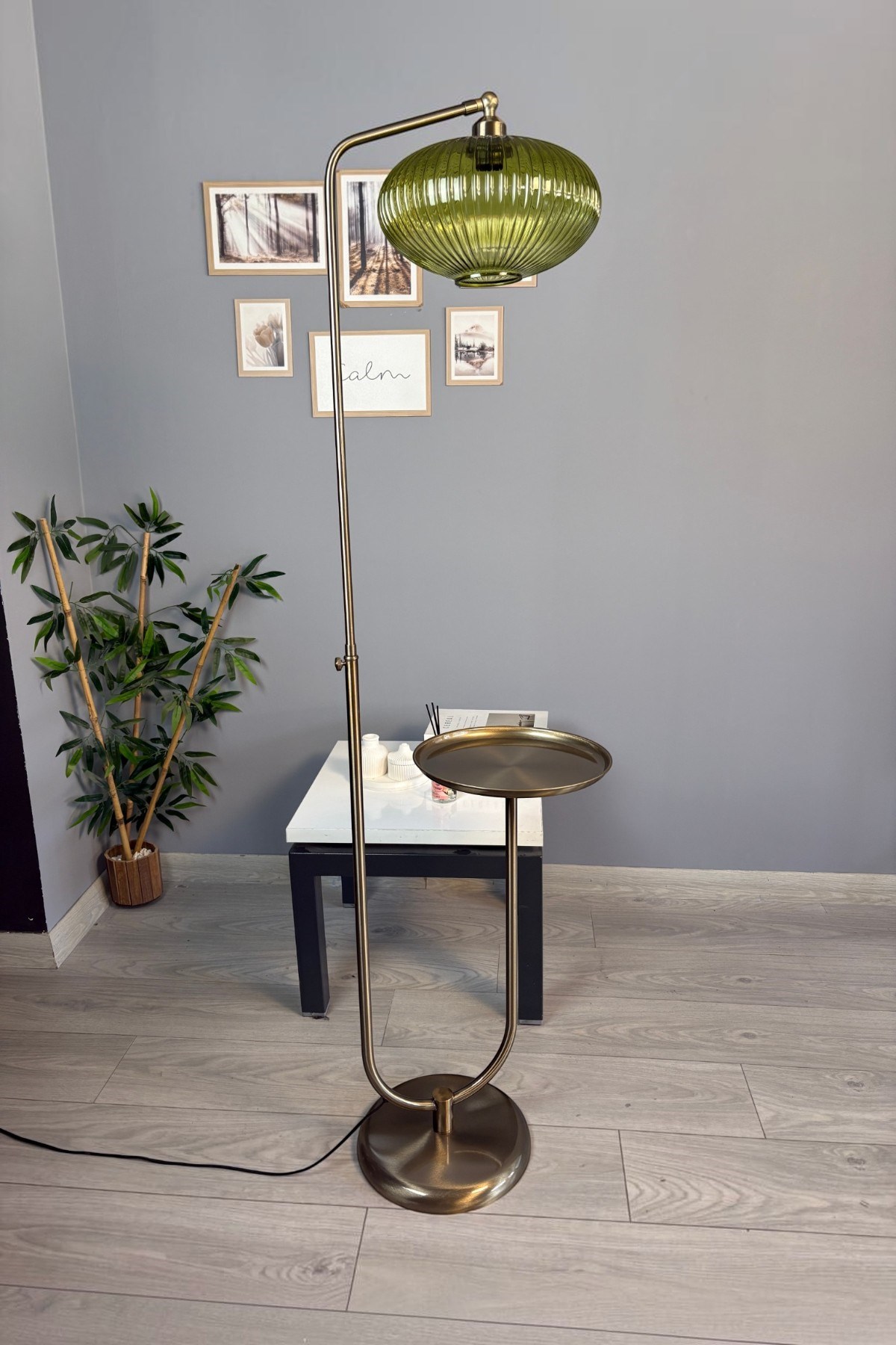 Elegant Yeşil Cam Lambader Modern Dekoratif Metal Oturma Odası Zemin Lambası