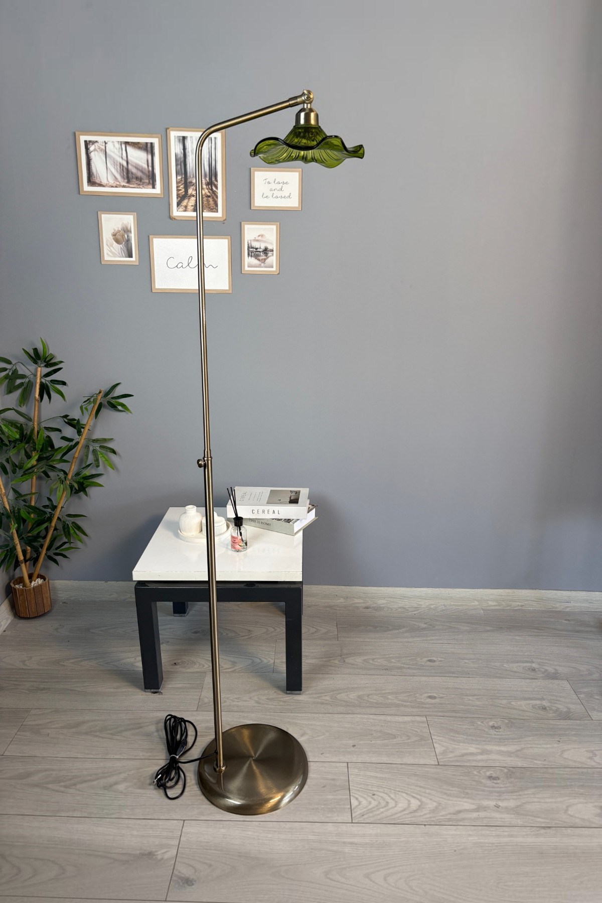 Flora Yeşil Cam Lambader Modern Dekoratif Metal Oturma Odası Zemin Lambası