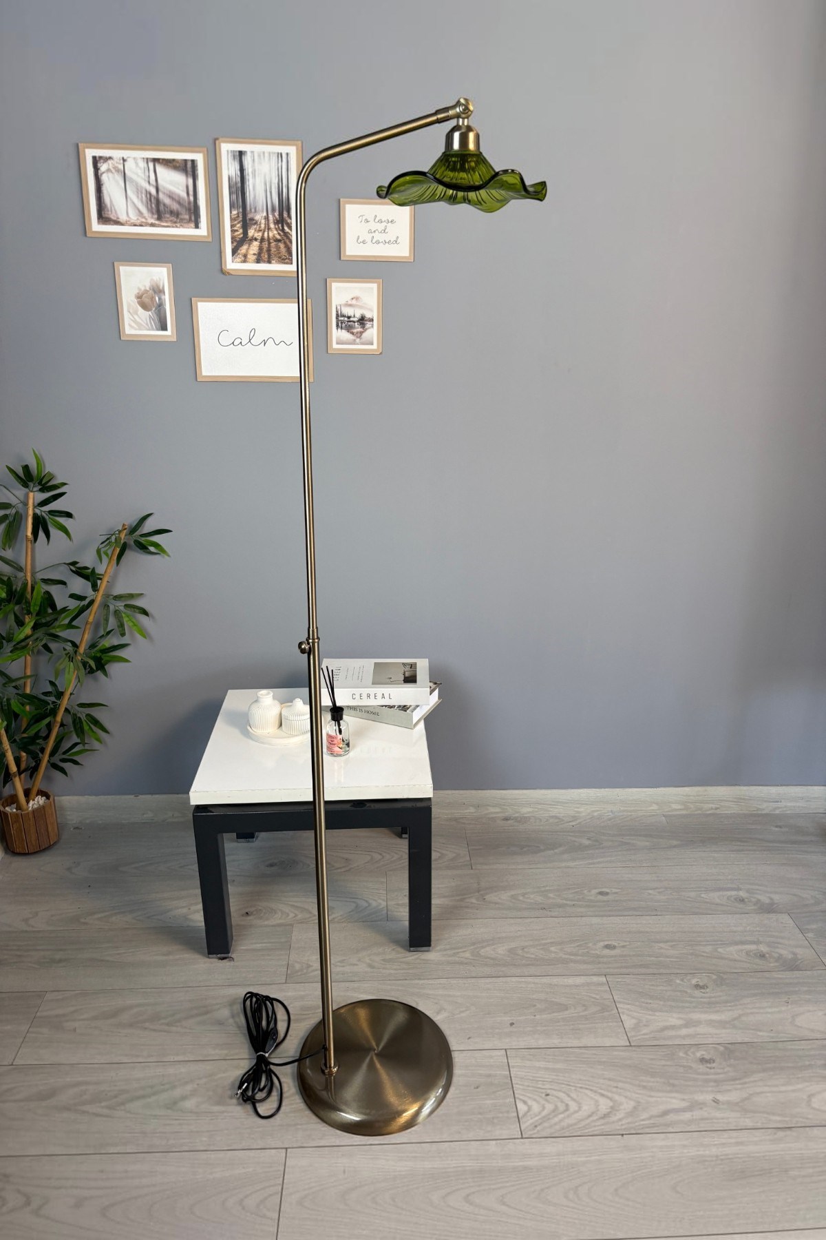 Flora Yeşil Cam Lambader Modern Dekoratif Metal Oturma Odası Zemin Lambası