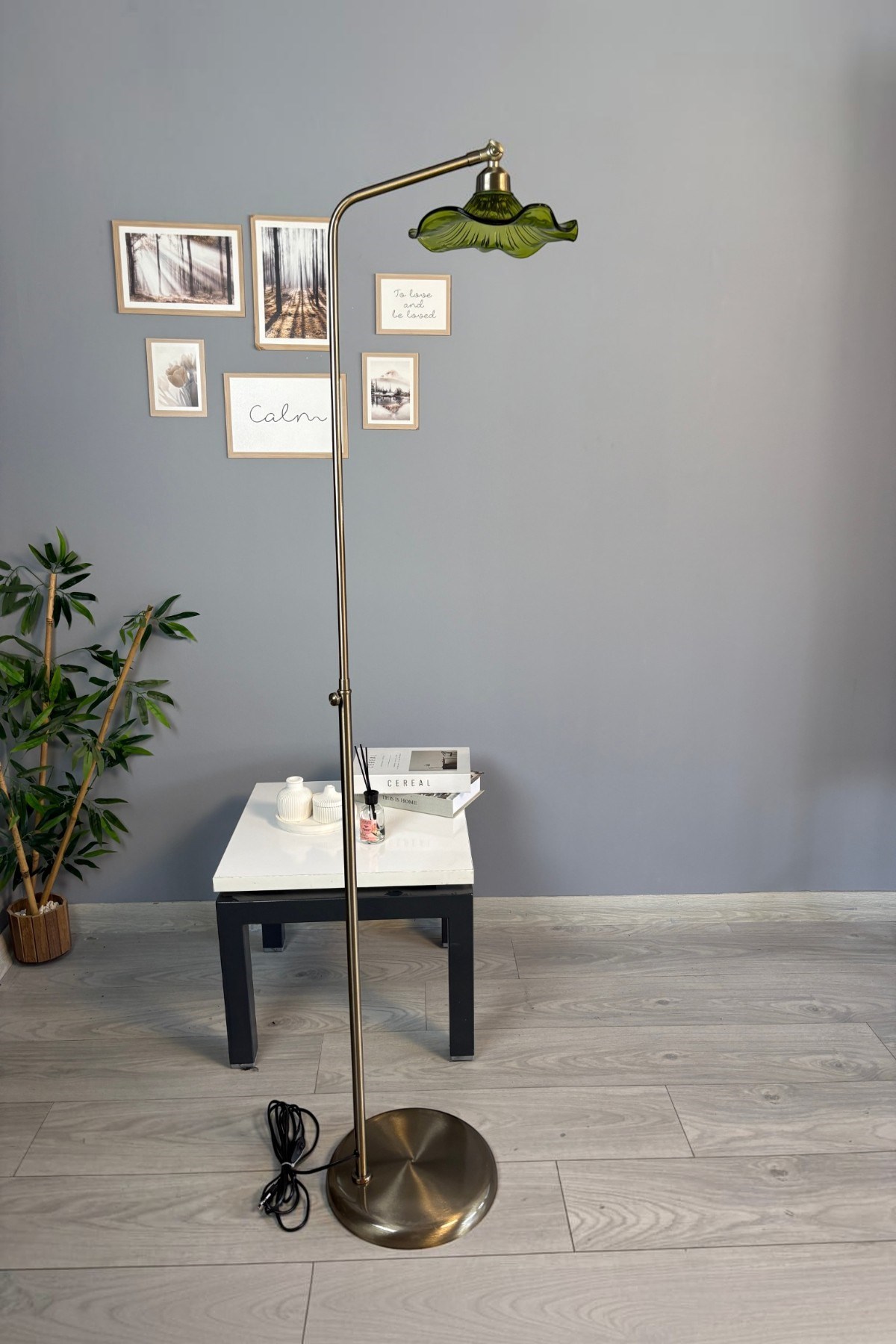 Flora Yeşil Cam Lambader Modern Dekoratif Metal Oturma Odası Zemin Lambası