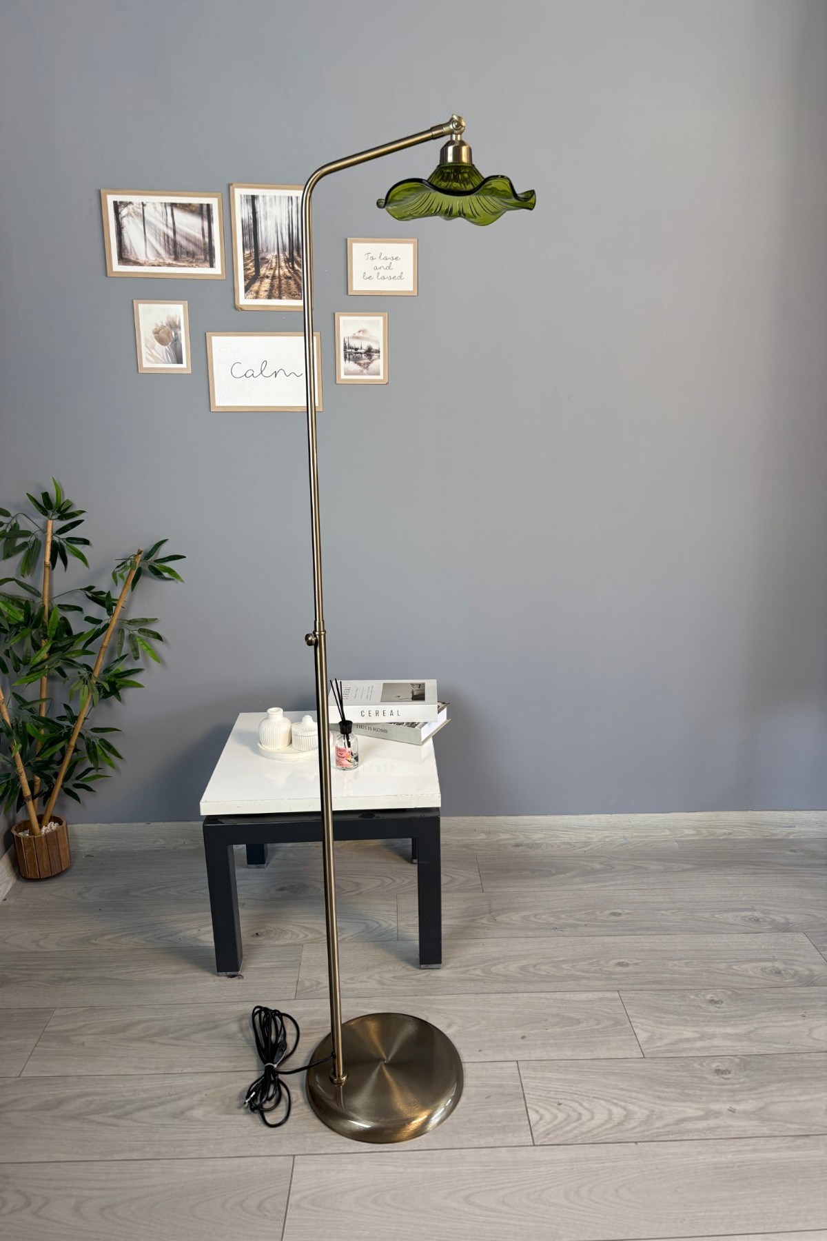 Flora Yeşil Cam Lambader Modern Dekoratif Metal Oturma Odası Zemin Lambası
