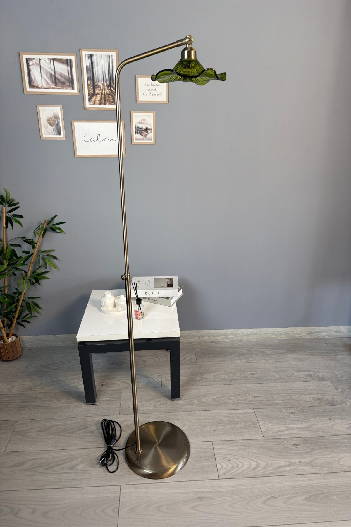 Flora Yeşil Cam Lambader Modern Dekoratif Metal Oturma Odası Zemin Lambası