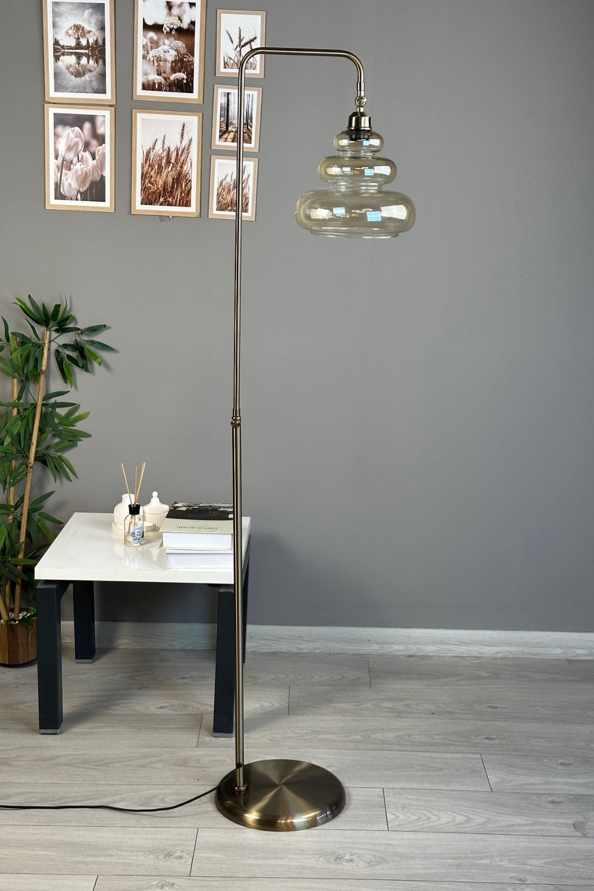 Lily Bal Rengi Cam Lambader Düz İnce Gövde Modern Dekoratif Metal Oturma Odası Zemin Lambası