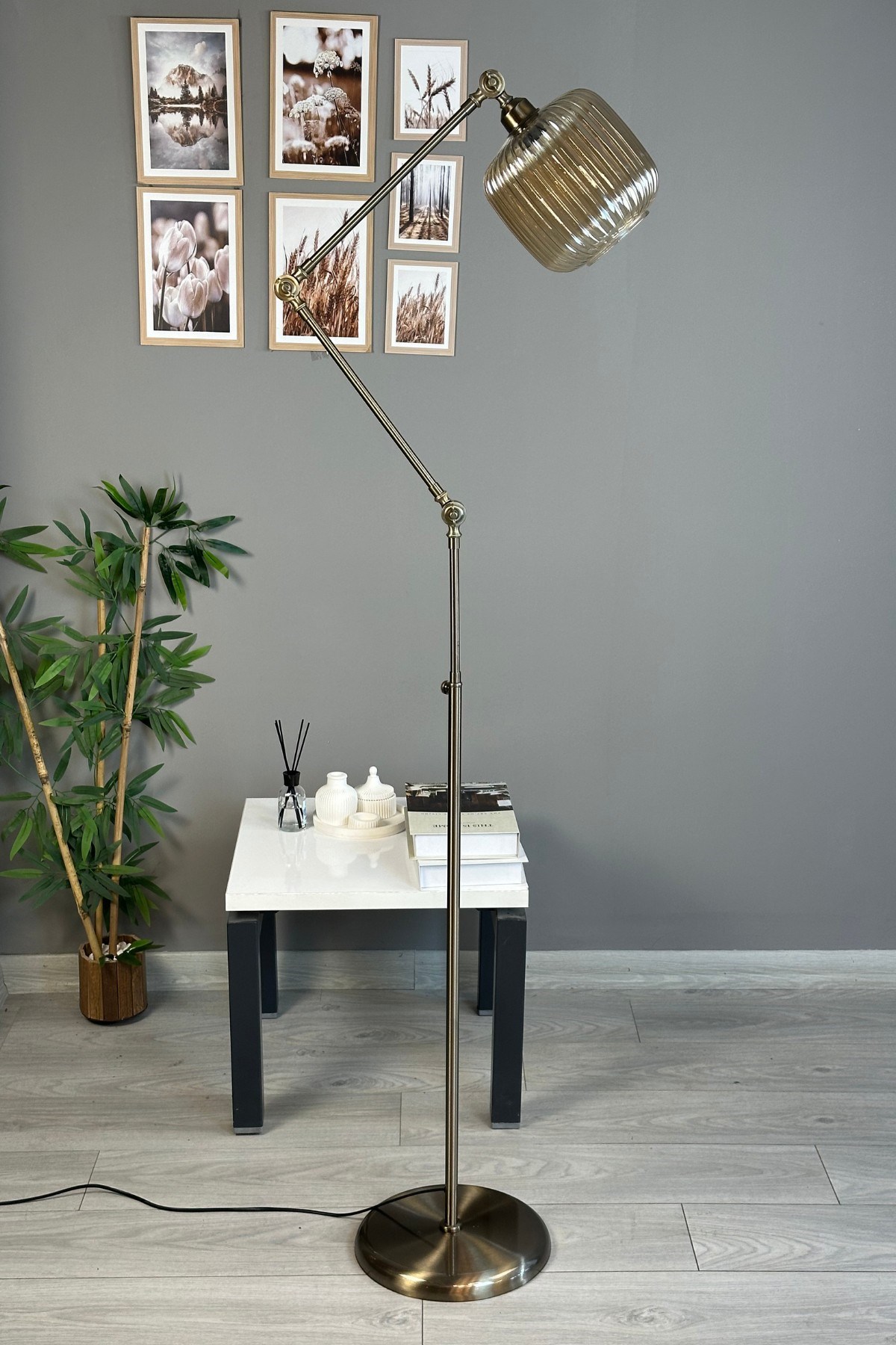Mopa Bal Rengi Cam 3 Mafsallı Eskitme Gövde Metal Lambader Modern Dekoratif Zemin Lambası