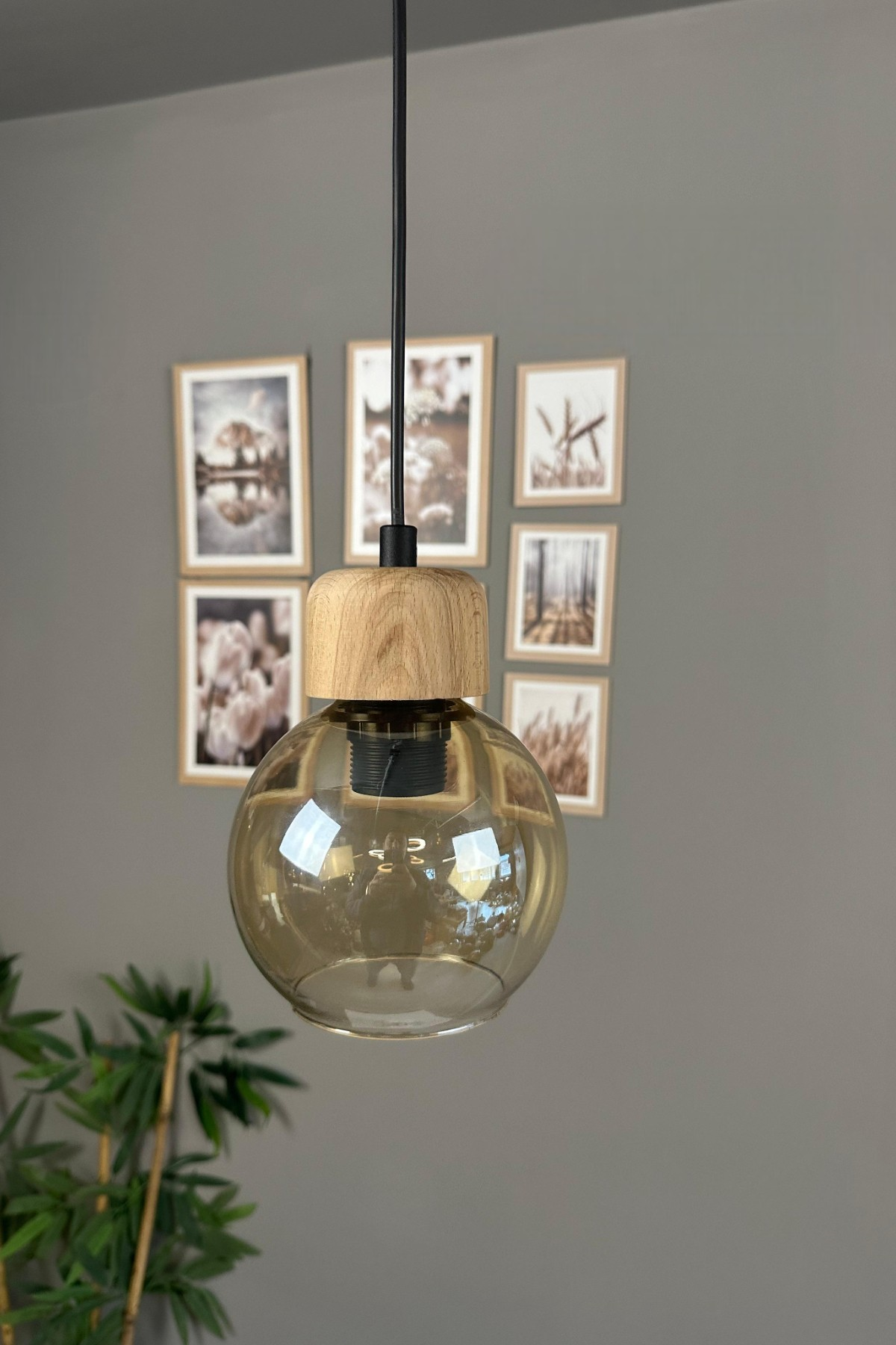 Oria Bal Rengi Cam Tekli Avize Geniş Ahşap Başlık Retro Sarkıt Lamba Salon Aydınlatma