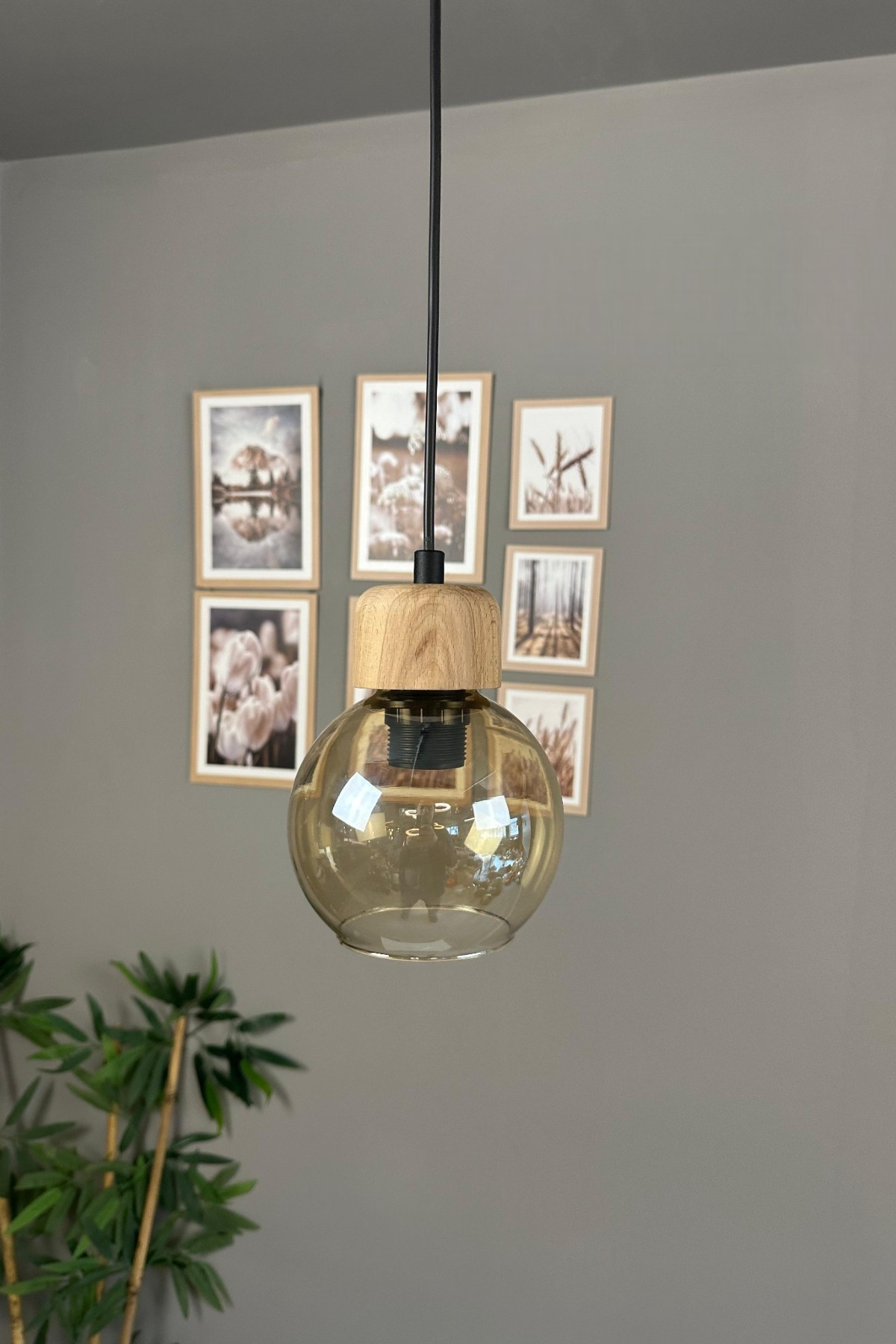 Oria Bal Rengi Cam Tekli Avize Geniş Ahşap Başlık Retro Sarkıt Lamba Salon Aydınlatma