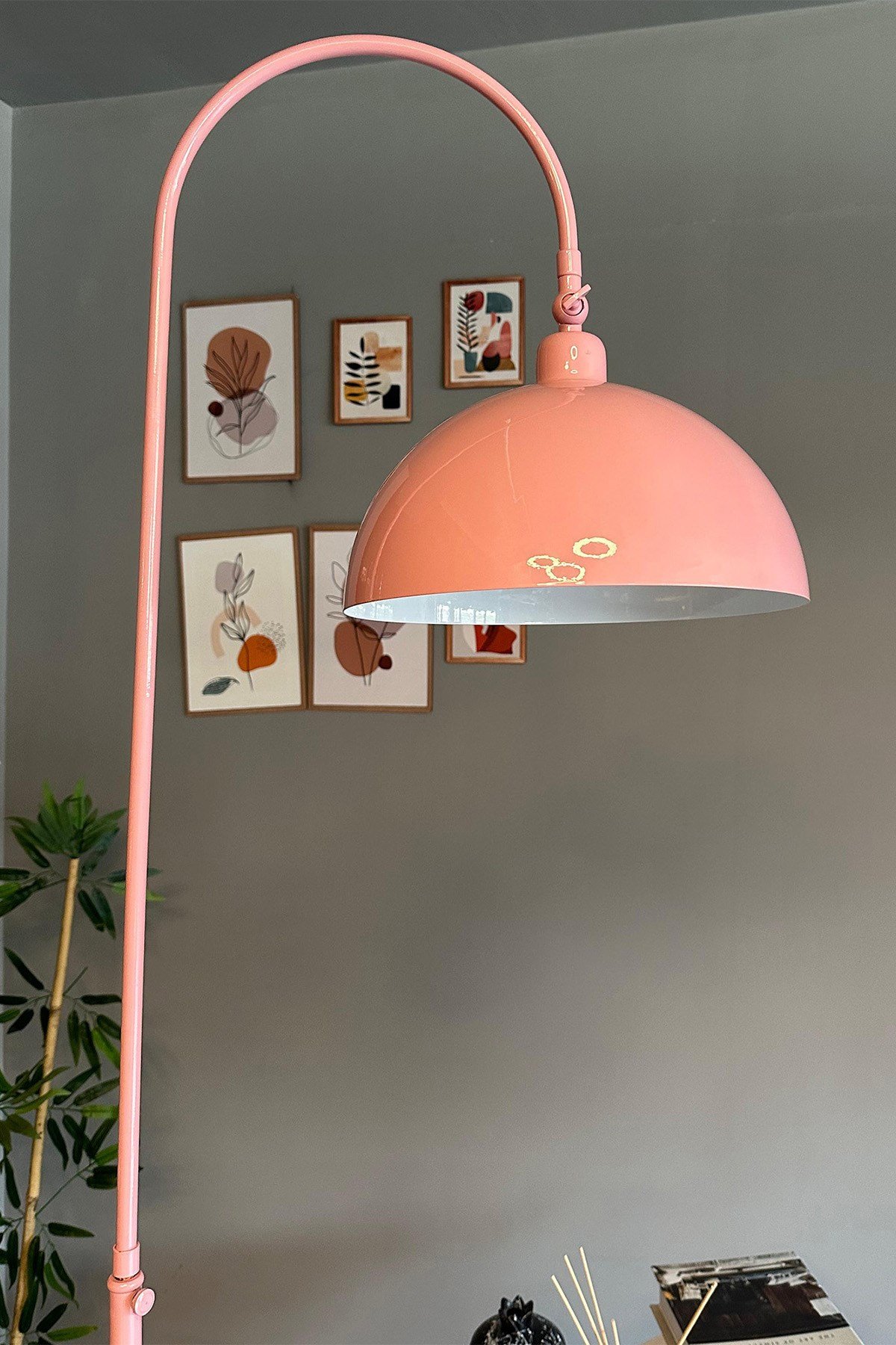 Pembe Lambader Hareketli Başlık Modern Dekoratif Metal Oturma Odası Çalışma Odası Zemin Lambası