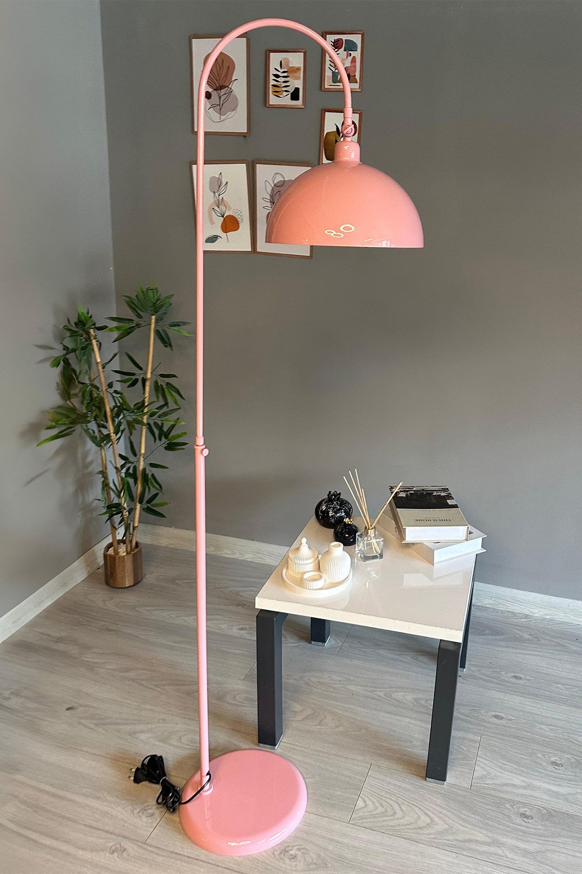 Pembe Lambader Hareketli Başlık Modern Dekoratif Metal Oturma Odası Çalışma Odası Zemin Lambası