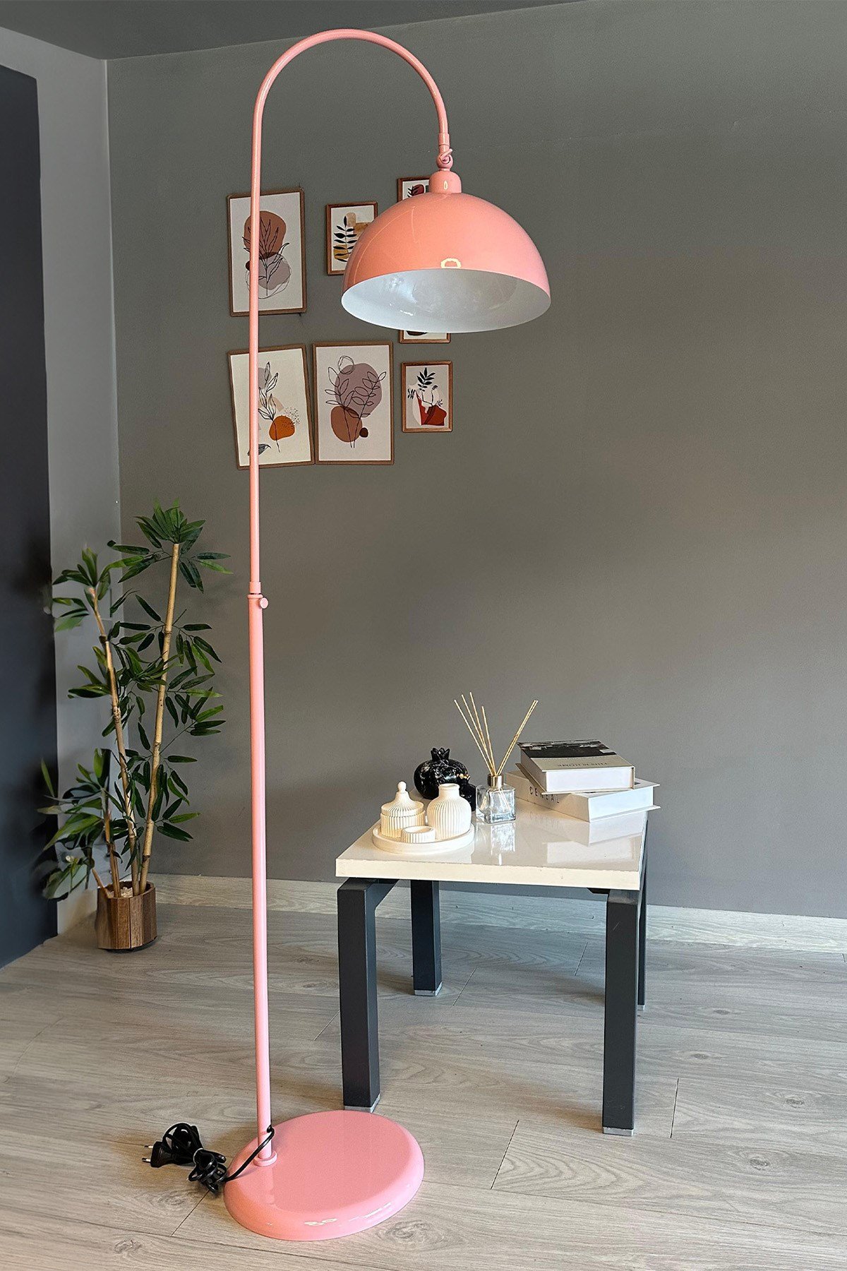 Pembe Lambader Hareketli Başlık Modern Dekoratif Metal Oturma Odası Çalışma Odası Zemin Lambası