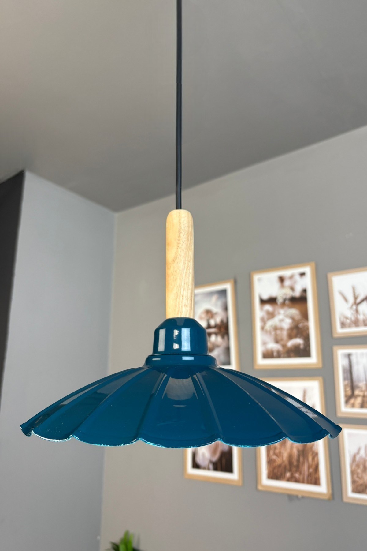 Risso Deniz Yeşili Tekli Metal Avize Ahşap Başlık Cafe Mutfak Modern Dekoratif Sarkıt Aydınlatma