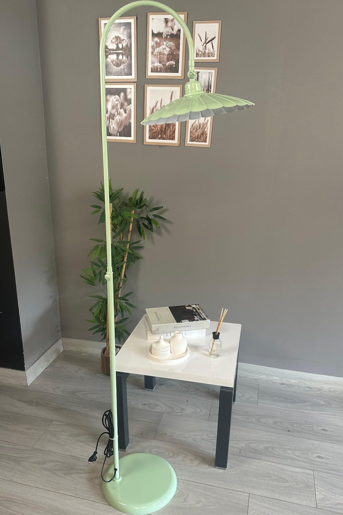 Risso Lambader Mint Gövde Modern Dekoratif Metal Oturma Odası Çalışma Odası