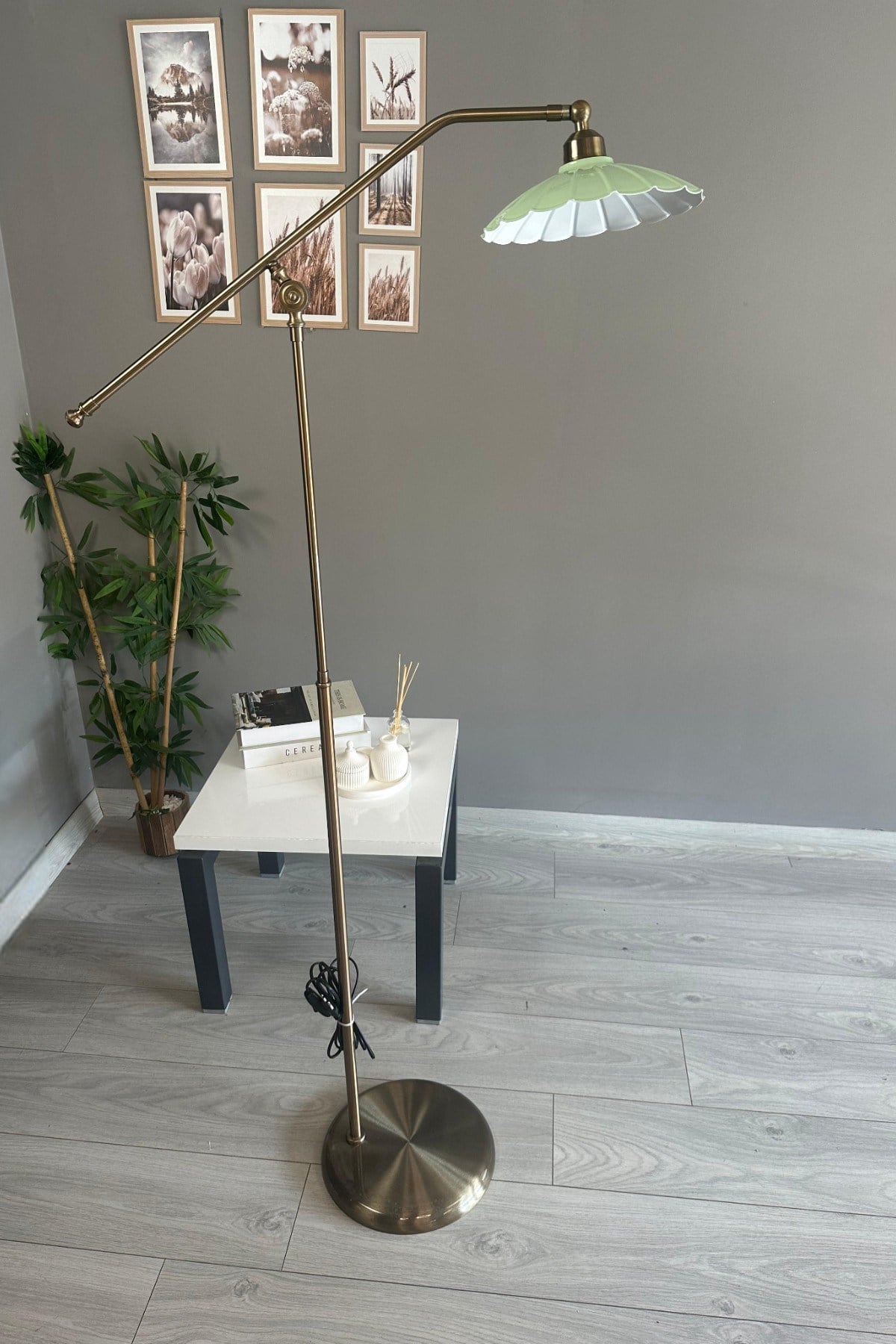 Risso Mint Yeşili Lambader Eskitme F Kol Hareketli Başlık Modern Dekoratif Metal Zemin Lambası