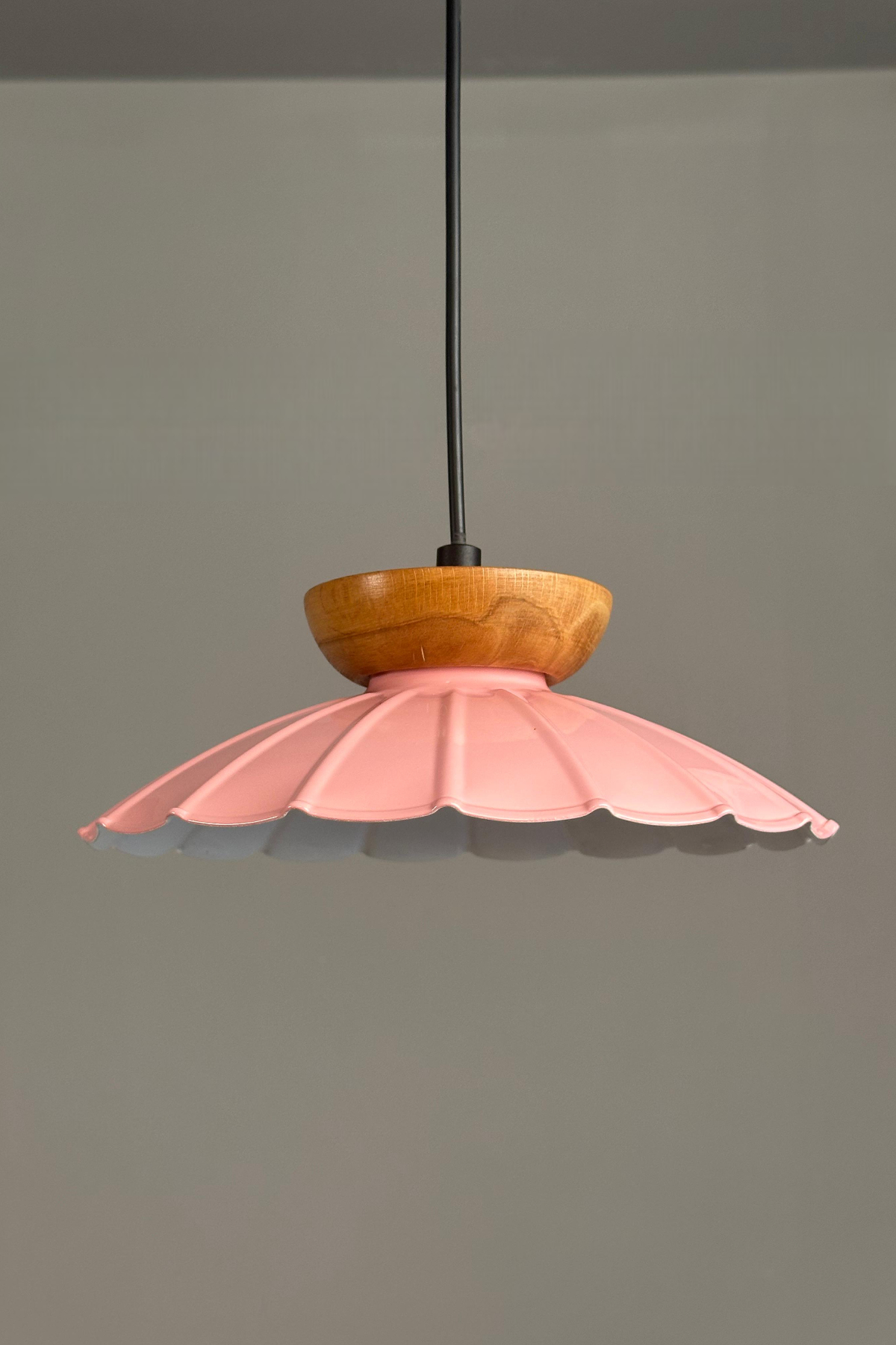 Risso Pembe Ahşap Tabak Tekli Metal Avize Cafe Mutfak Modern Dekoratif Sarkıt Aydınlatma
