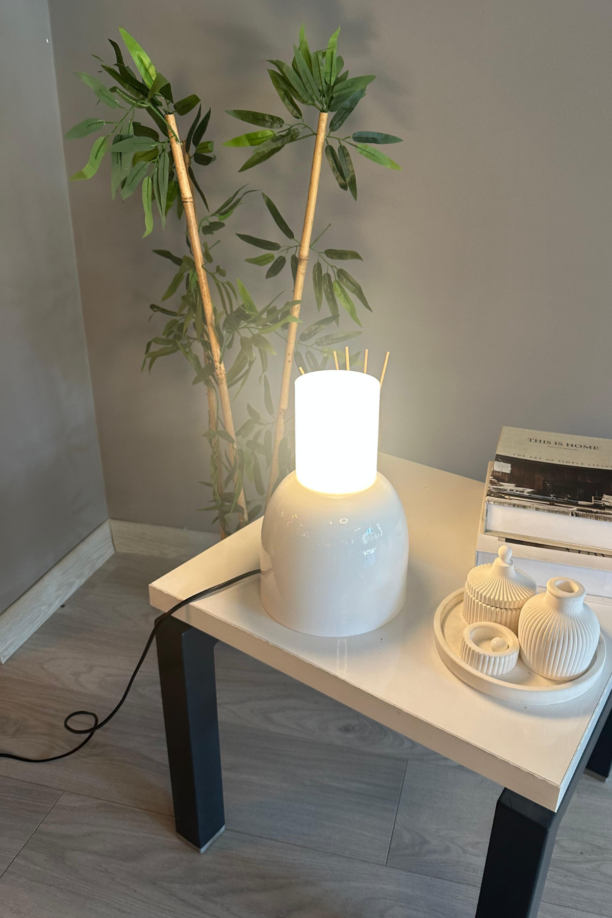 Shiny Masa Lambası Beyaz Renk Çalışma Lambası Dekoratif Metal Abajur Modeli Ofis Ev Aydınlatma