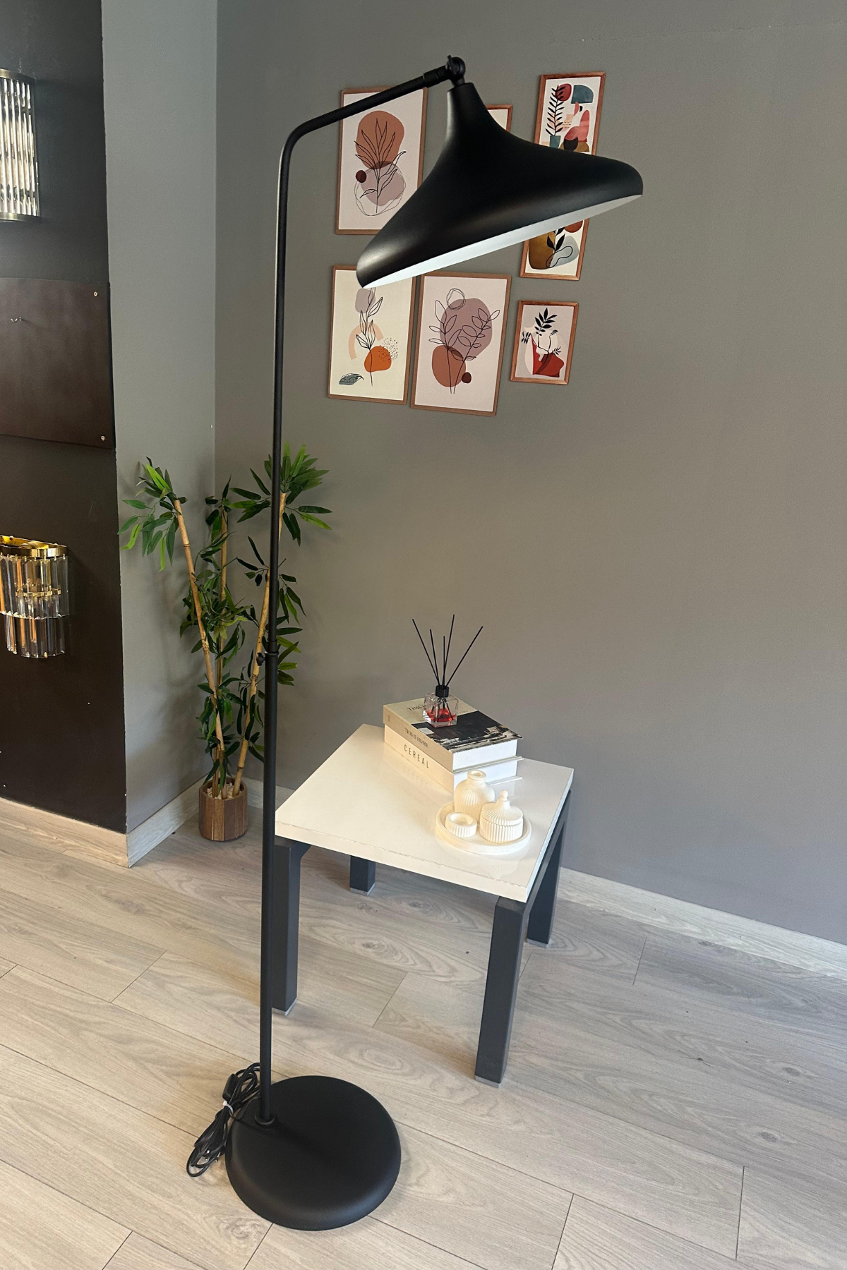 Siyah Lambader Düz Hareketli Başlık Modern Dekoratif Metal Oturma Odası Çalışma Odası