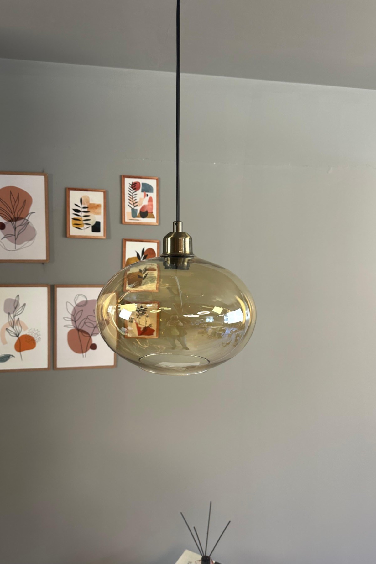 Solvia Cam Bal Rengi Tekli Avize Yarım Lale Başlık Retro Sarkıt Lamba Salon Aydınlatma