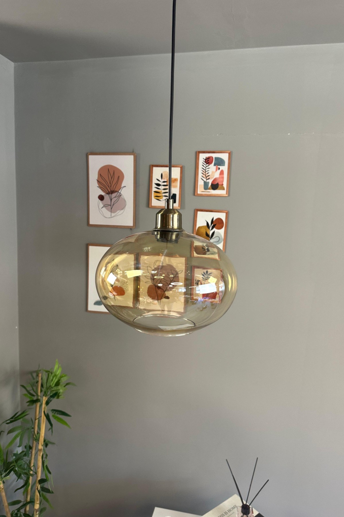 Solvia Cam Bal Rengi Tekli Avize Yarım Lale Başlık Retro Sarkıt Lamba Salon Aydınlatma