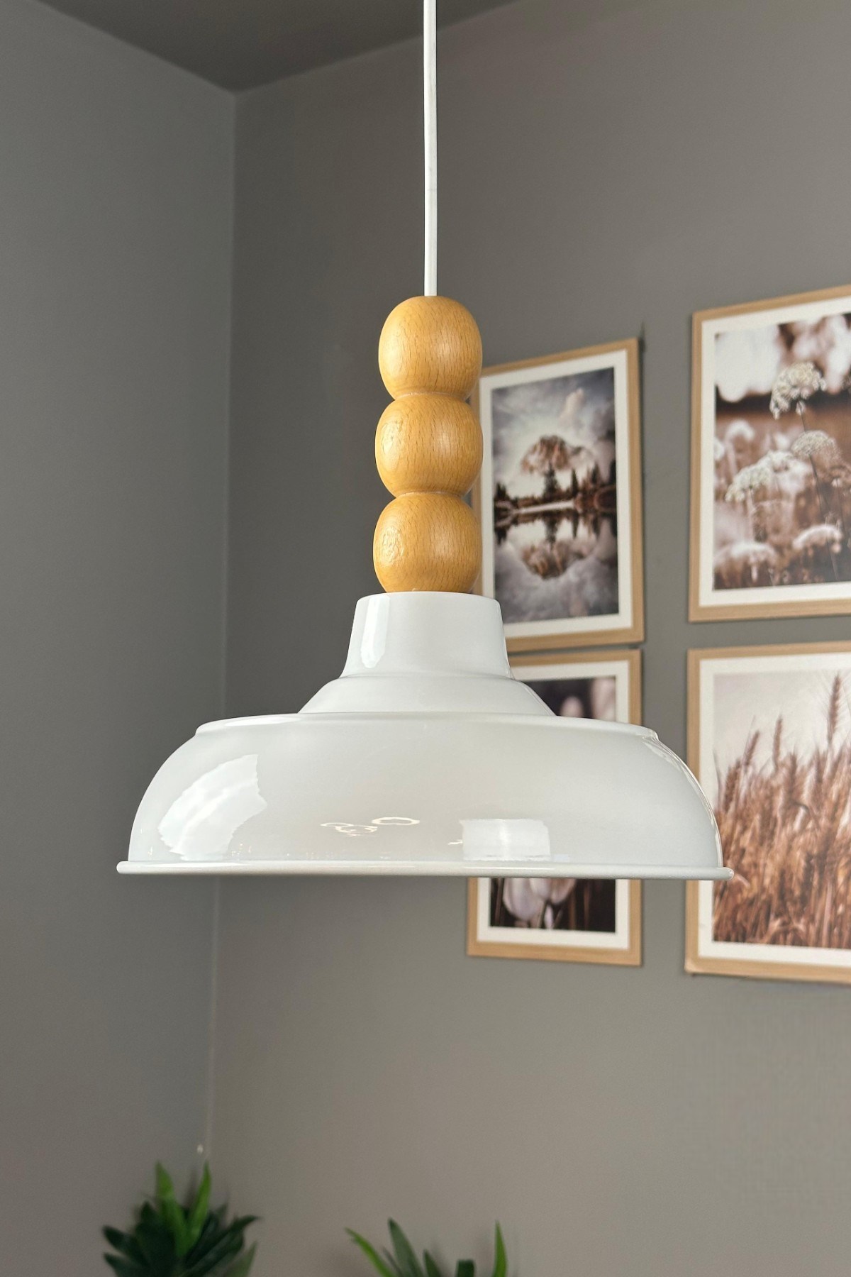 Veluna Beyaz Ahşap Üç Boncuk Başlık Avize Retro Sarkıt Ofis Showroom Salon Mutfak Avizeleri