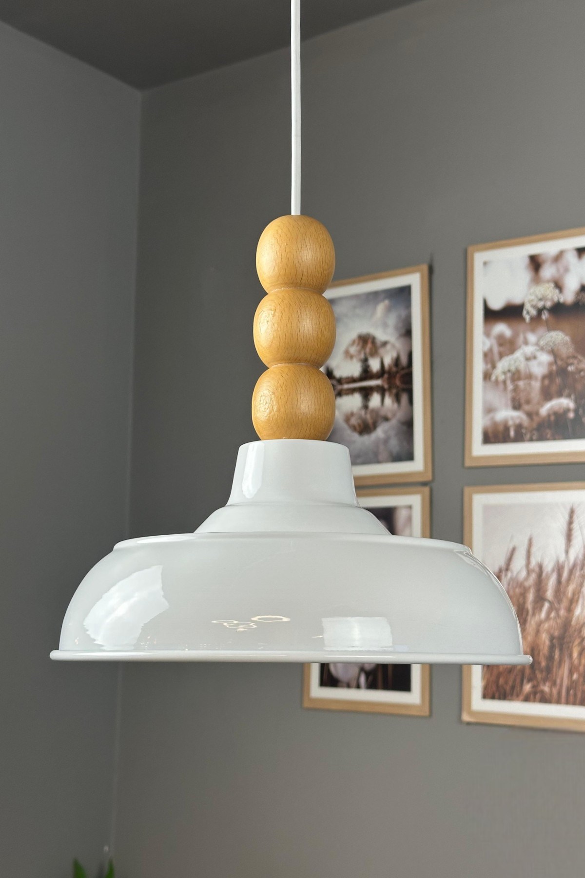 Veluna Beyaz Ahşap Üç Boncuk Başlık Avize Retro Sarkıt Ofis Showroom Salon Mutfak Avizeleri