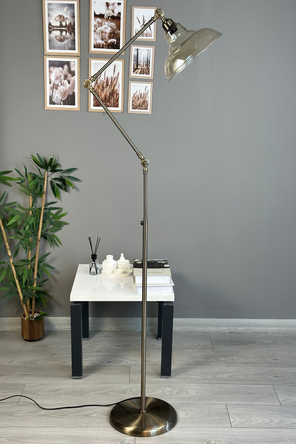 Vishi Bal Rengi Cam 3 Mafsallı Eskitme Gövde Metal Lambader Modern Dekoratif Zemin Lambası