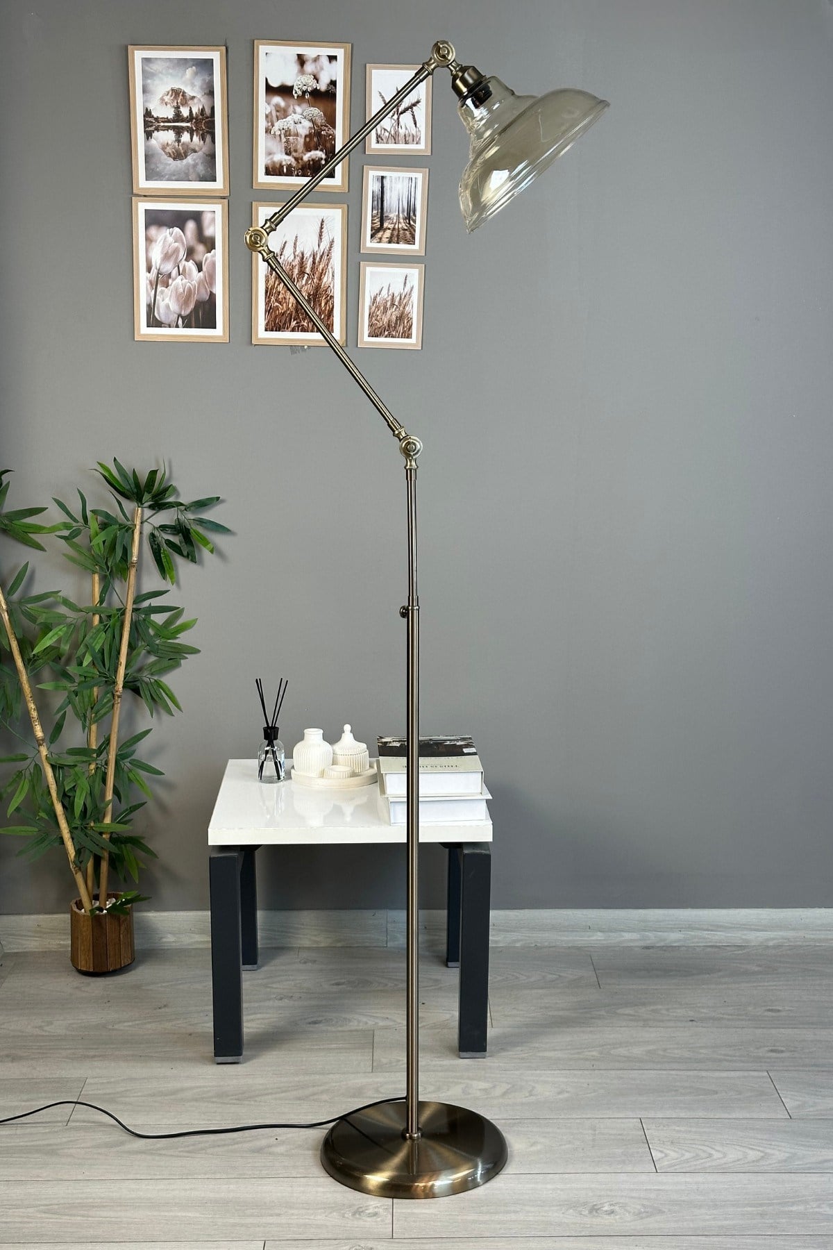 Vishi Bal Rengi Cam 3 Mafsallı Eskitme Gövde Metal Lambader Modern Dekoratif Zemin Lambası