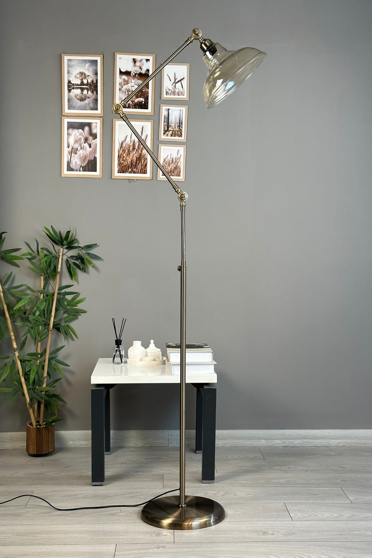 Vishi Bal Rengi Cam 3 Mafsallı Eskitme Gövde Metal Lambader Modern Dekoratif Zemin Lambası