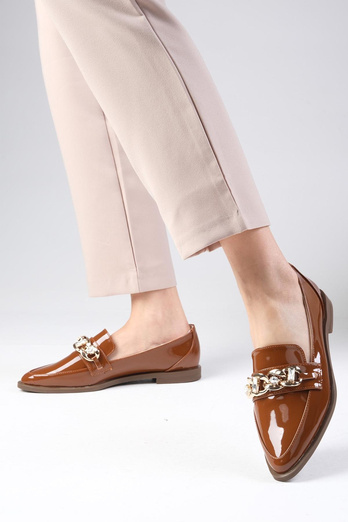 Aileen Taba Renk Rugan Zincirli Loafer Ayakkabı-DÜZ AYAKKABI-Mio Gusto-01391TAR
