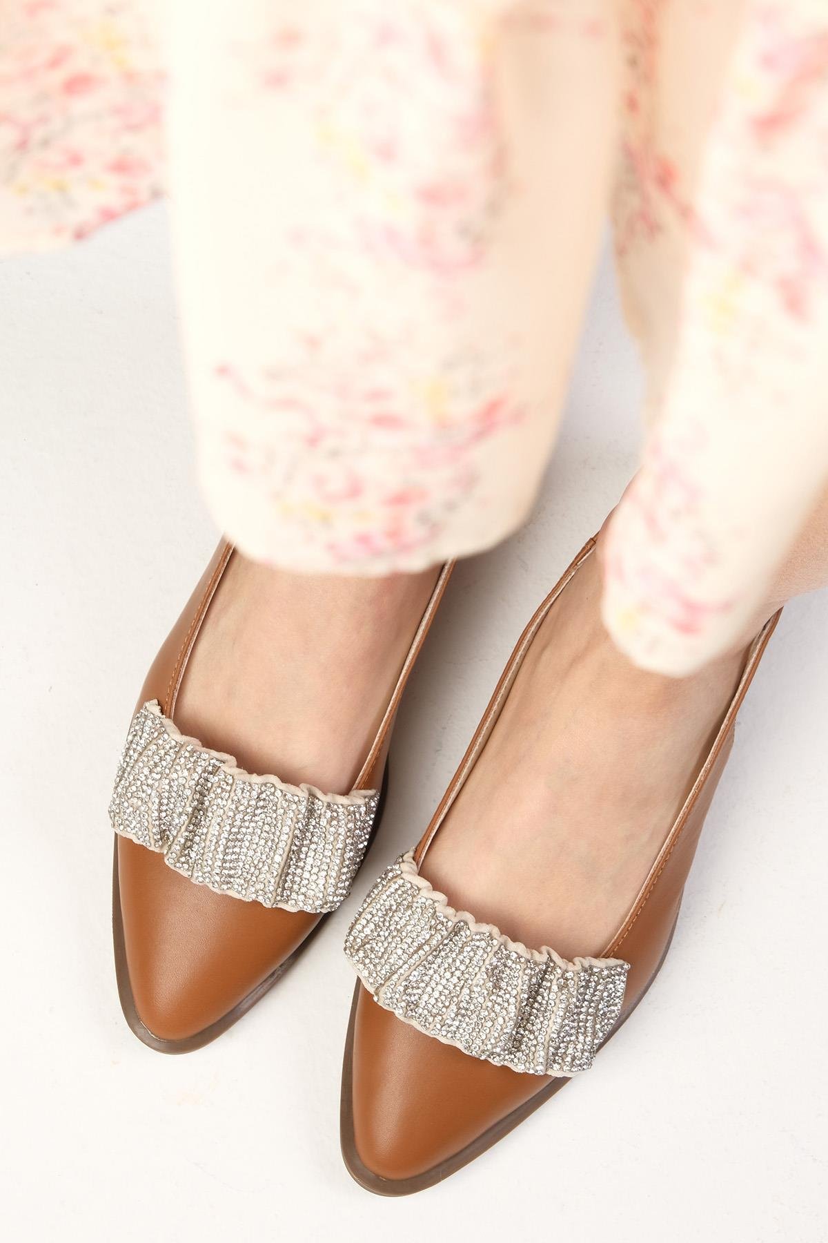 Aisha Hakiki Deri Büzgü Taş Bantlı Taba Babet-BABET-Mio Gusto-08387TAC