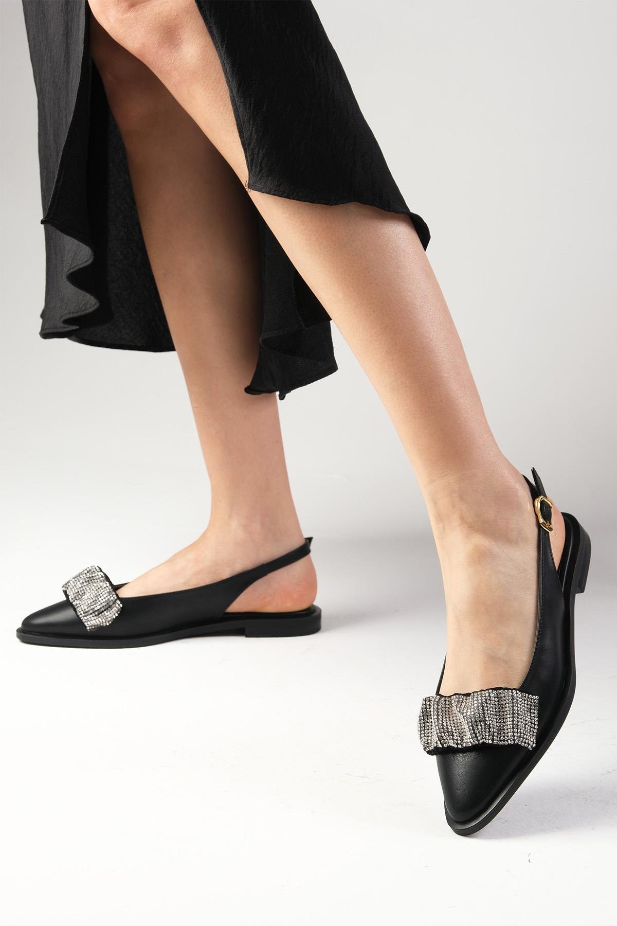 Aisha Siyah Renk Büzgülü Taş Bantlı Babet-BABET-Mio Gusto-01387BLC