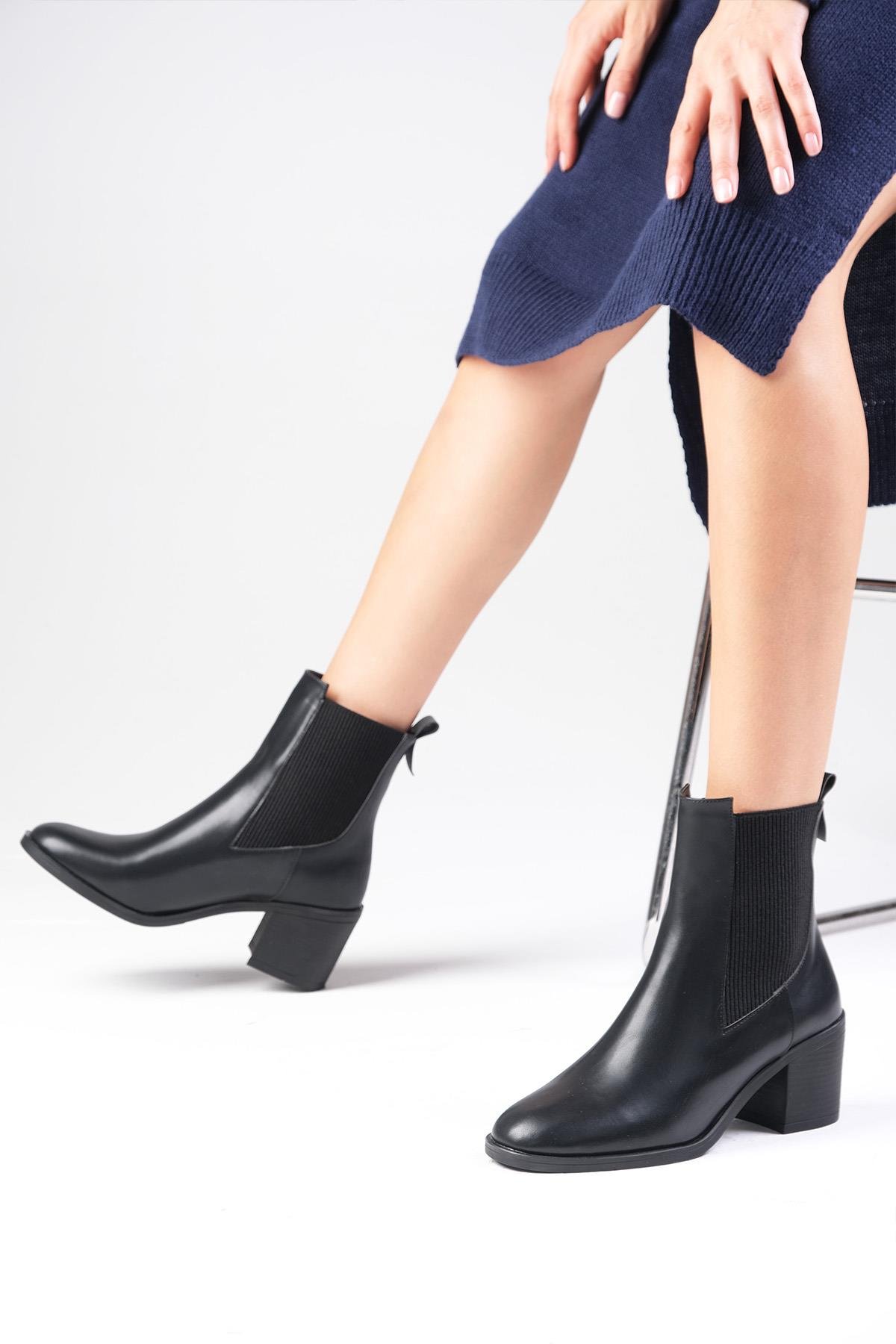 Alida Siyah Renk Kalın Topuklu Lastikli Bot-Kalın Topuk-Mio Gusto-01566BLC