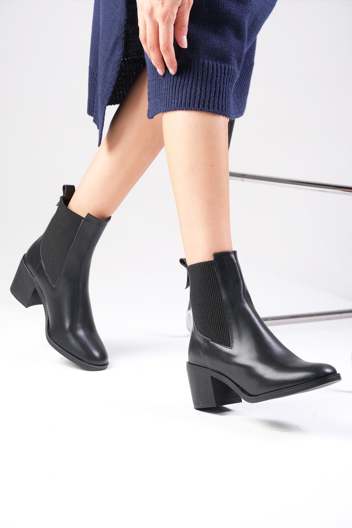 Alida Siyah Renk Kalın Topuklu Lastikli Bot-Kalın Topuk-Mio Gusto-01566BLC