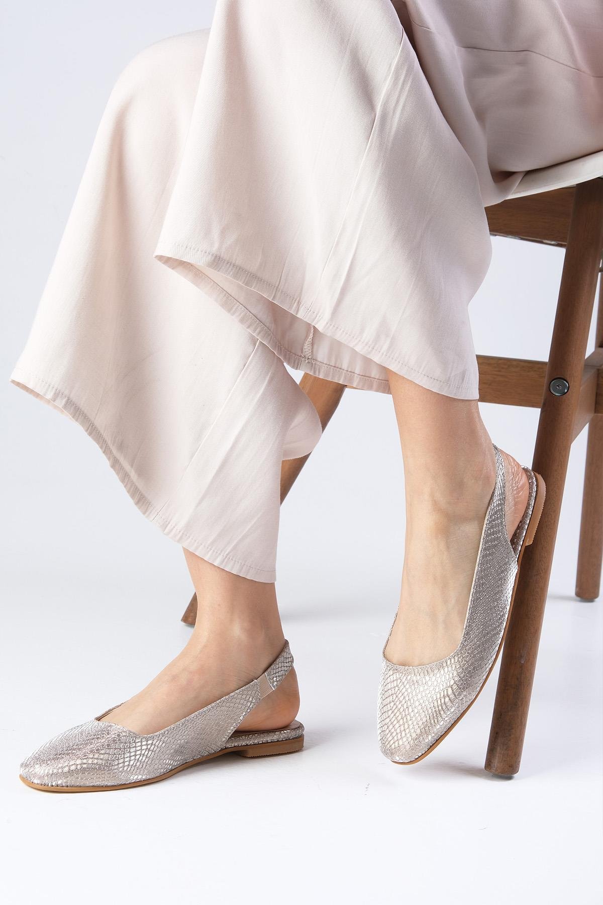 Ally Altın Renk Yılan Derisi Desenli Küt Burun Babet-BABET-Mio Gusto-02232GOK